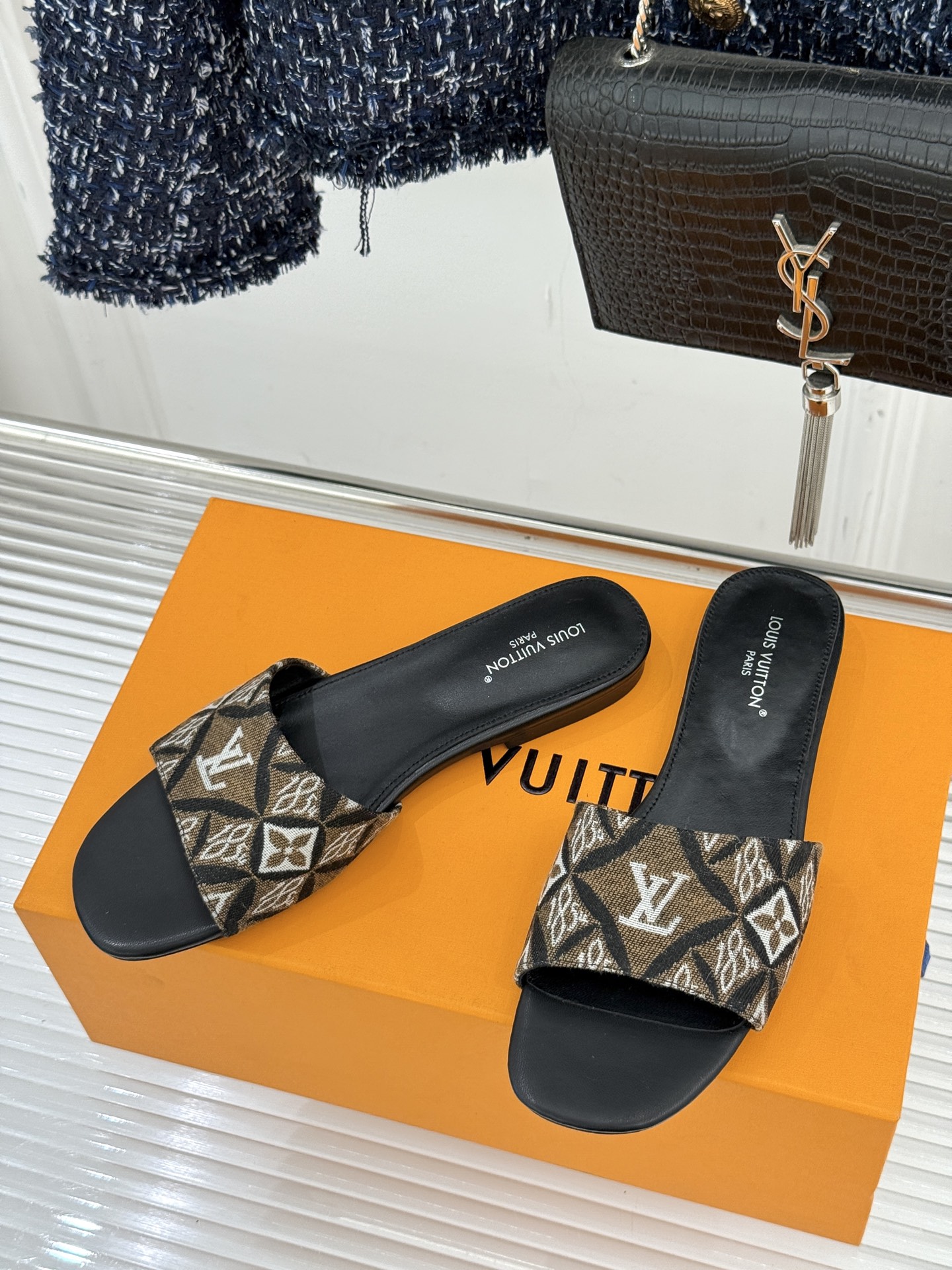 L*V驴牌经典爆款印花平底拖鞋以标志性Monogram老花为灵魂糅合法式优雅与当代松弛感以LV专属视觉符