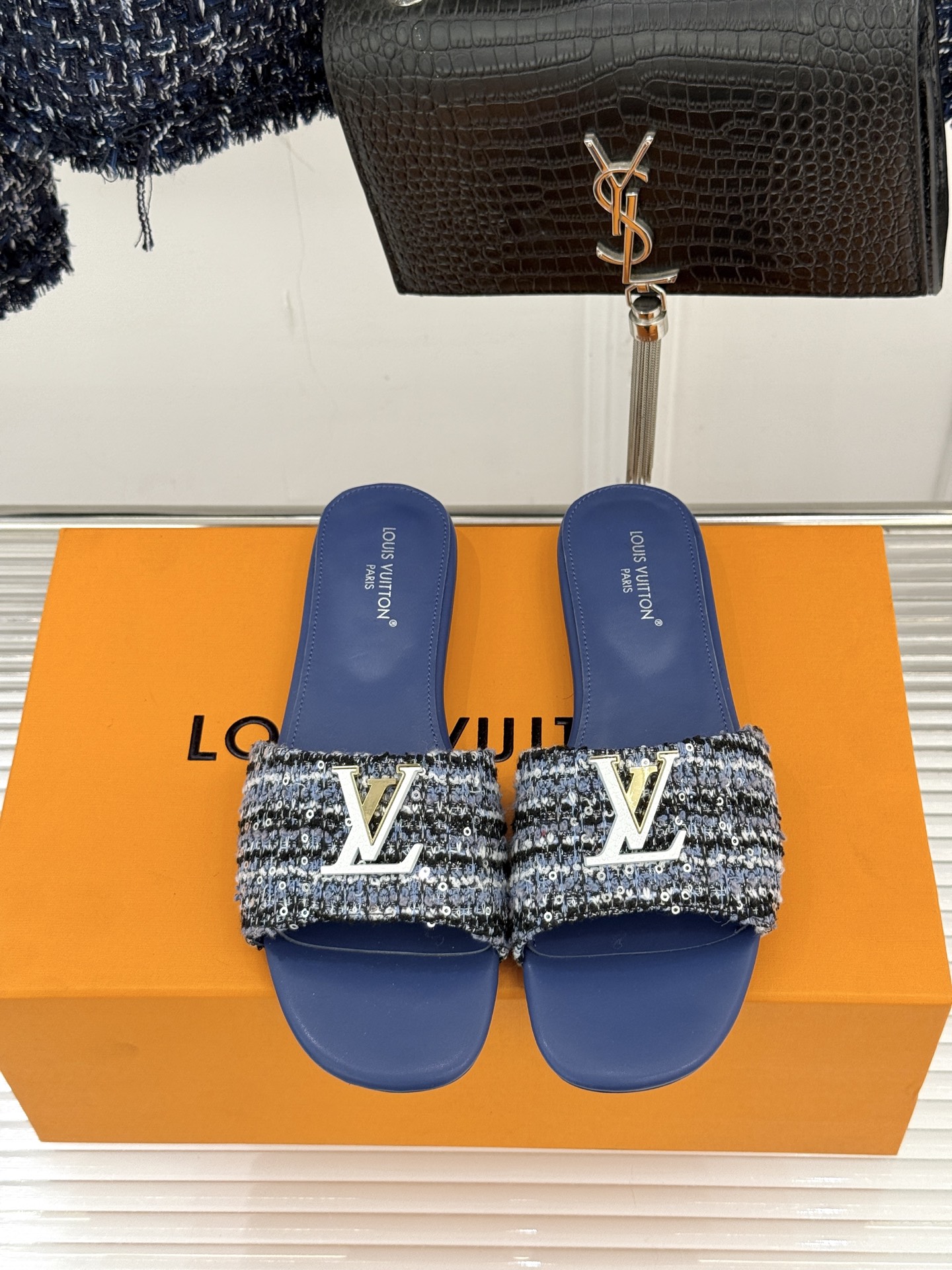 L*V驴牌经典爆款平底拖鞋它的设计简约而不失格调LV标识以金属质感的扣饰形式点缀仿佛将整个品牌的格调与品