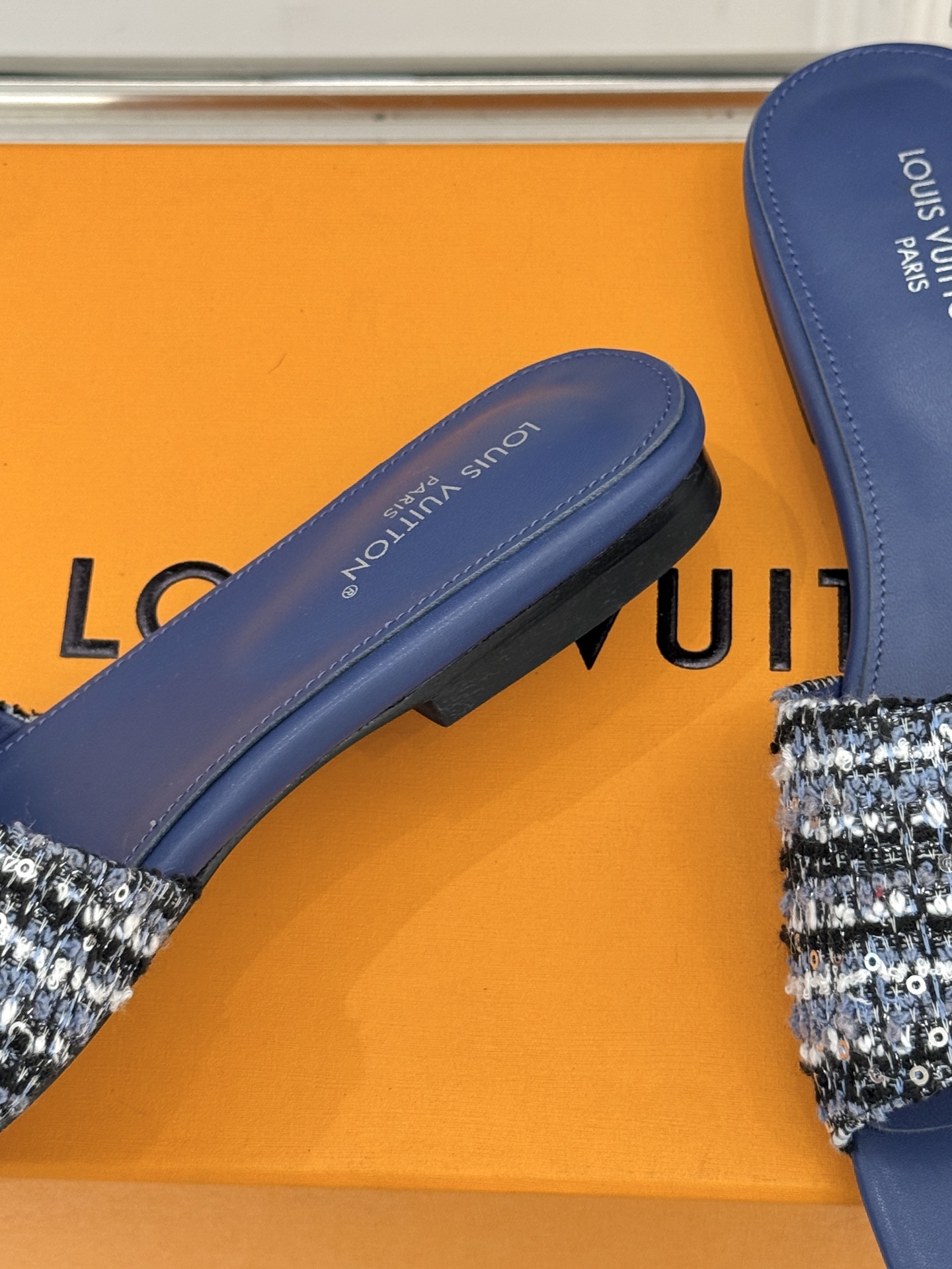 L*V驴牌经典爆款平底拖鞋它的设计简约而不失格调LV标识以金属质感的扣饰形式点缀仿佛将整个品牌的格调与品