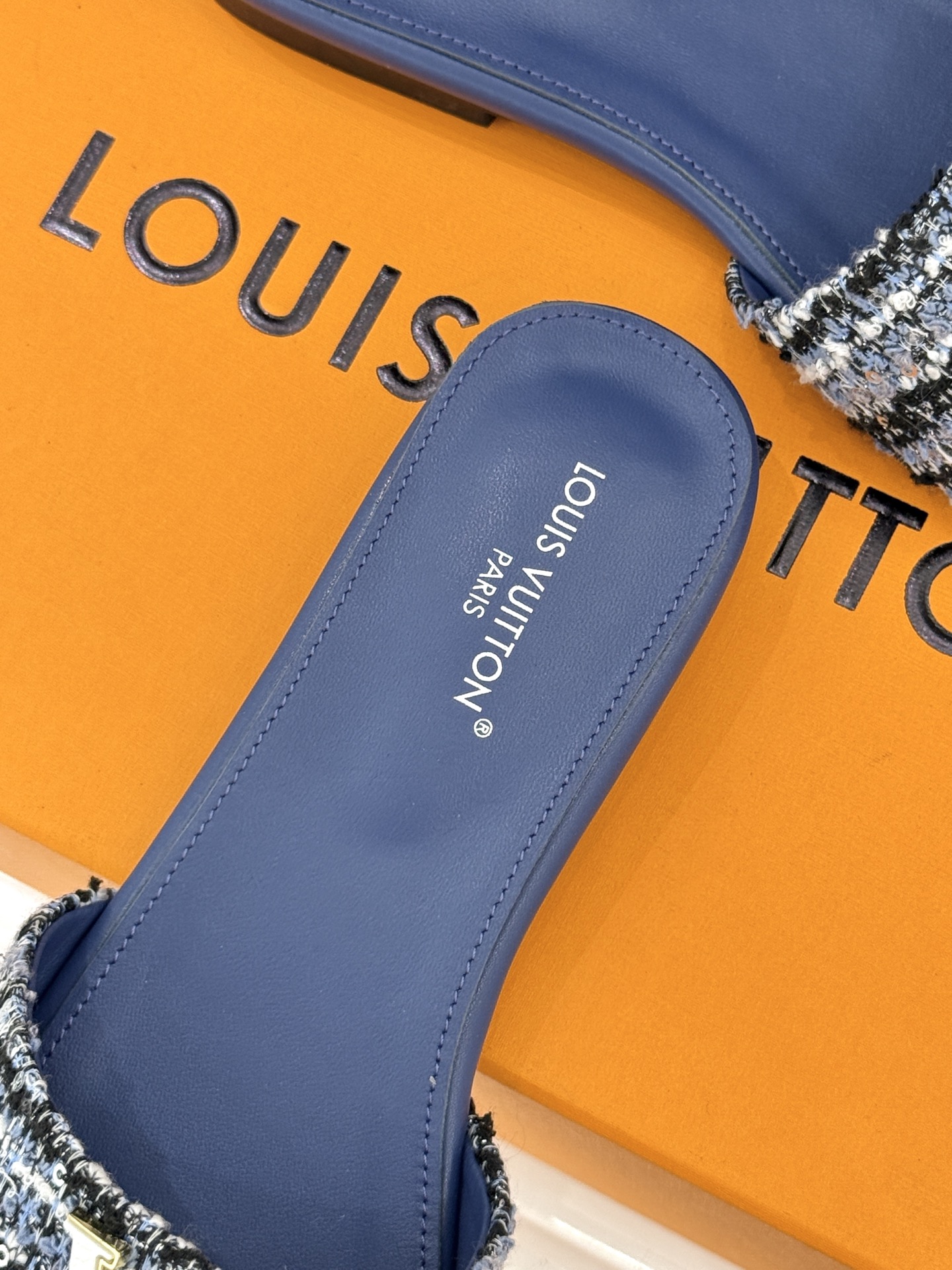 L*V驴牌经典爆款平底拖鞋它的设计简约而不失格调LV标识以金属质感的扣饰形式点缀仿佛将整个品牌的格调与品