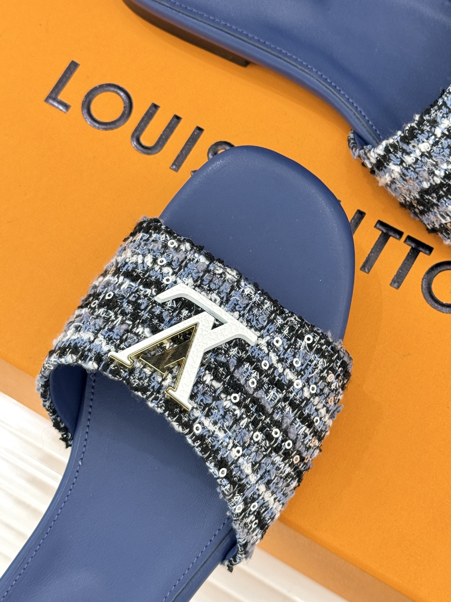 L*V驴牌经典爆款平底拖鞋它的设计简约而不失格调LV标识以金属质感的扣饰形式点缀仿佛将整个品牌的格调与品