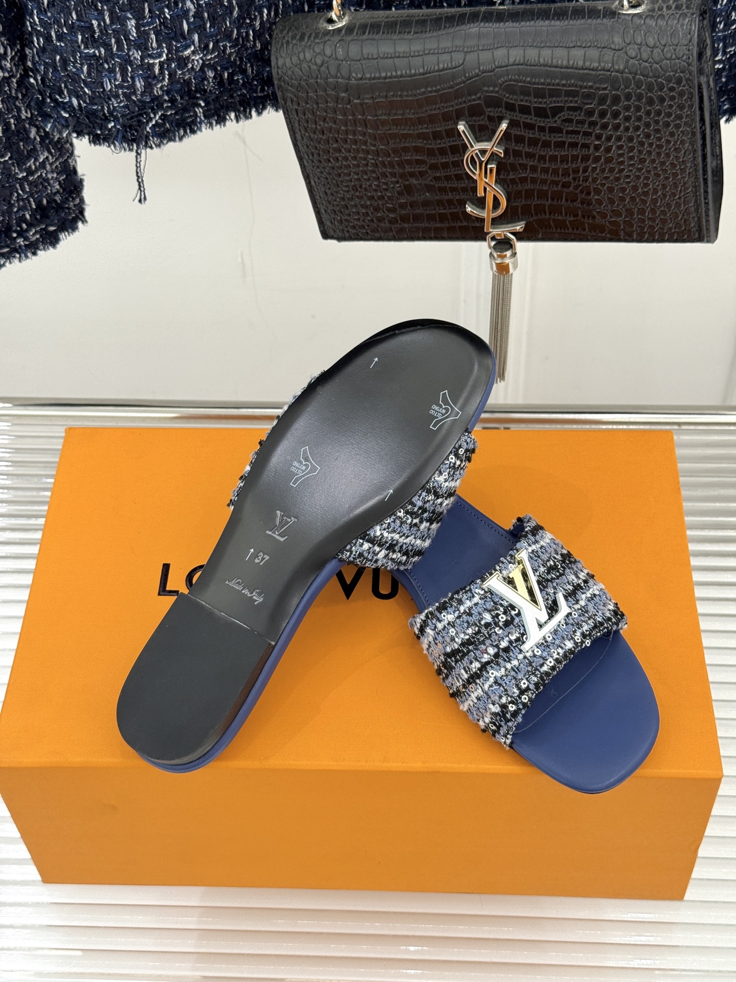 L*V驴牌经典爆款平底拖鞋它的设计简约而不失格调LV标识以金属质感的扣饰形式点缀仿佛将整个品牌的格调与品