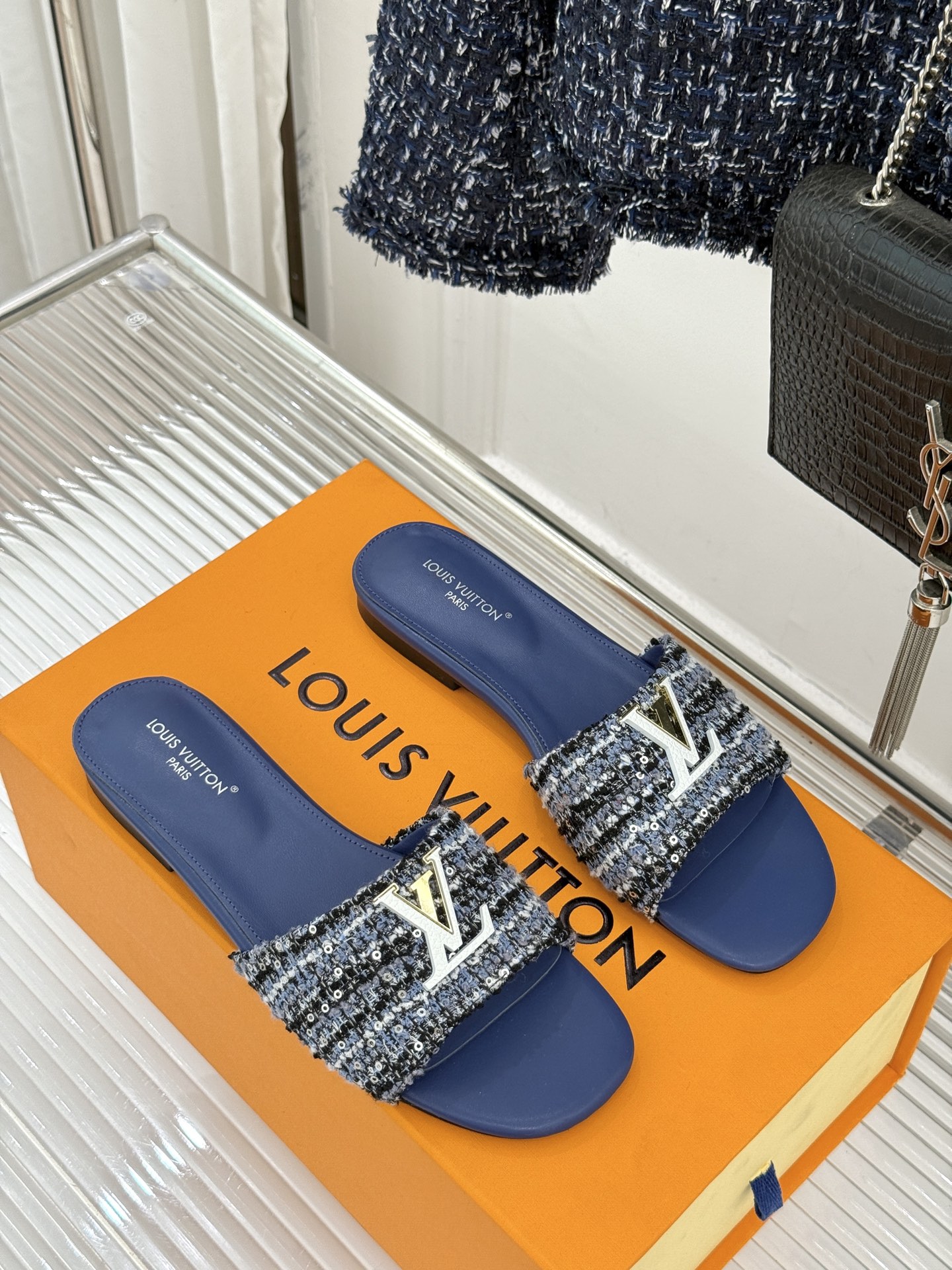L*V驴牌经典爆款平底拖鞋它的设计简约而不失格调LV标识以金属质感的扣饰形式点缀仿佛将整个品牌的格调与品