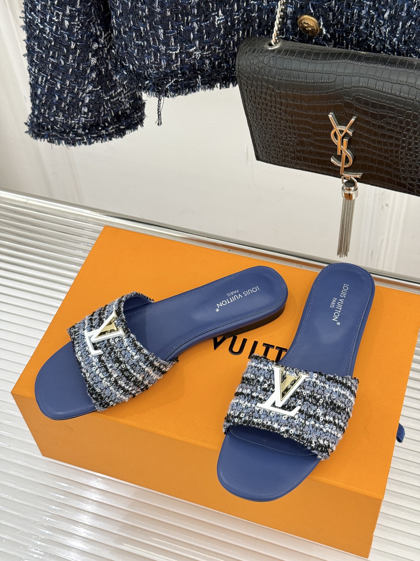 L*V驴牌经典爆款平底拖鞋它的设计简约而不失格调LV标识以金属质感的扣饰形式点缀仿佛将整个品牌的格调与品