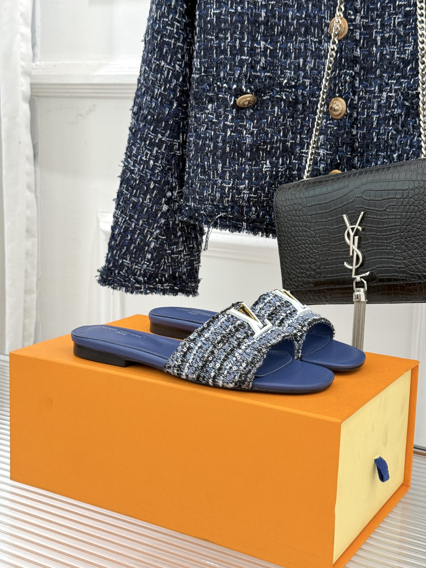 L*V驴牌经典爆款平底拖鞋它的设计简约而不失格调LV标识以金属质感的扣饰形式点缀仿佛将整个品牌的格调与品