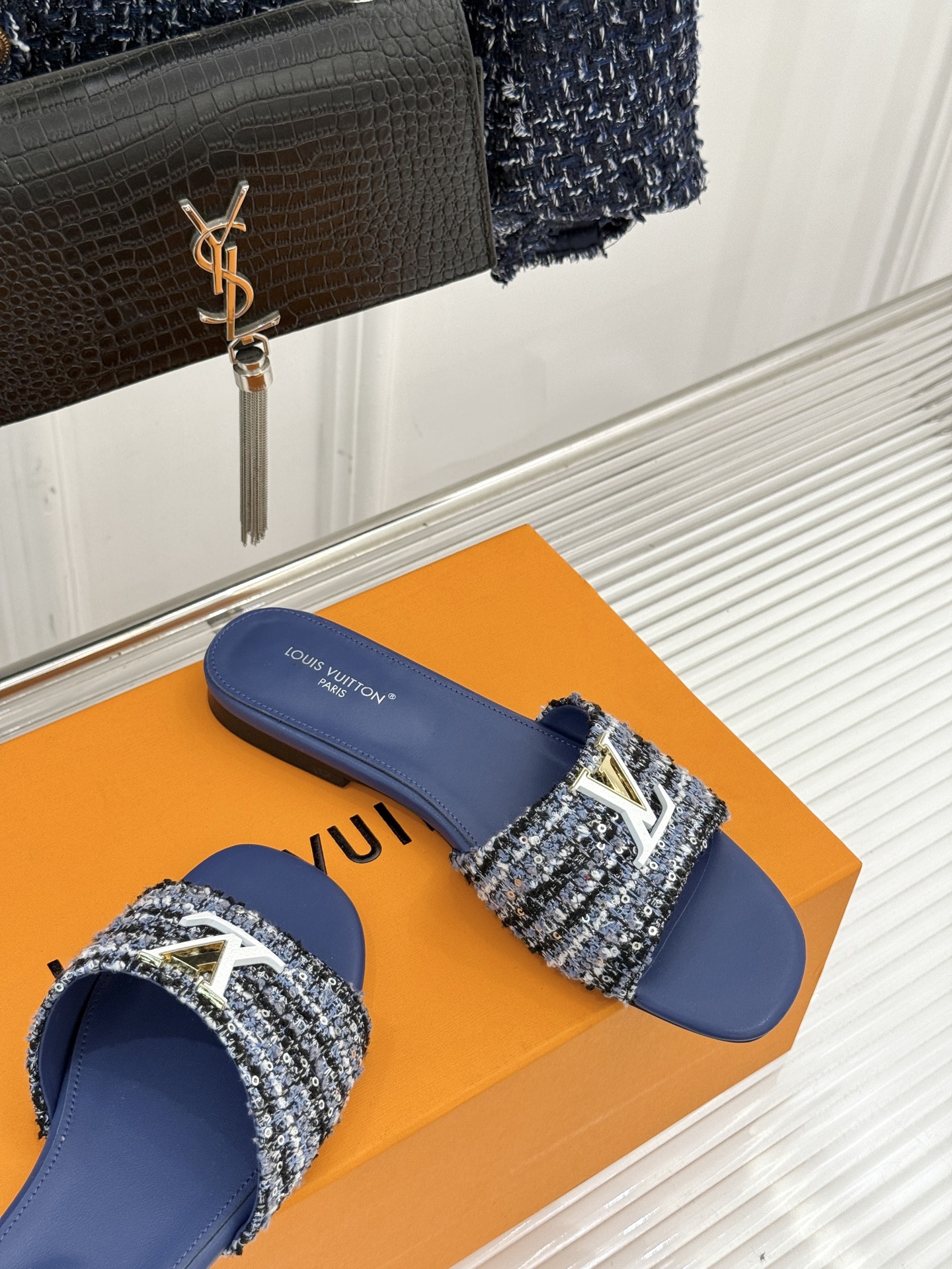 L*V驴牌经典爆款平底拖鞋它的设计简约而不失格调LV标识以金属质感的扣饰形式点缀仿佛将整个品牌的格调与品