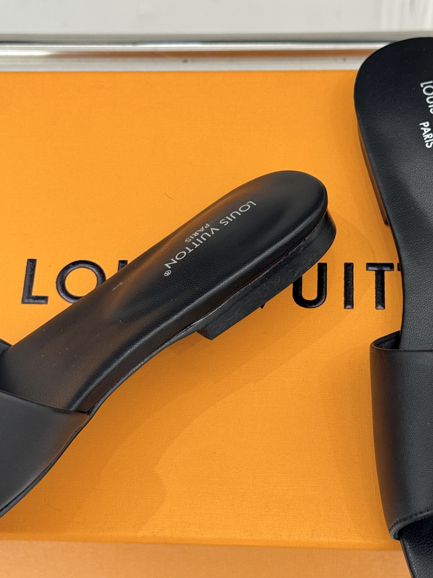 L*V驴牌经典爆款平底拖鞋它的设计简约而不失格调LV标识以金属质感的扣饰形式点缀仿佛将整个品牌的格调与品