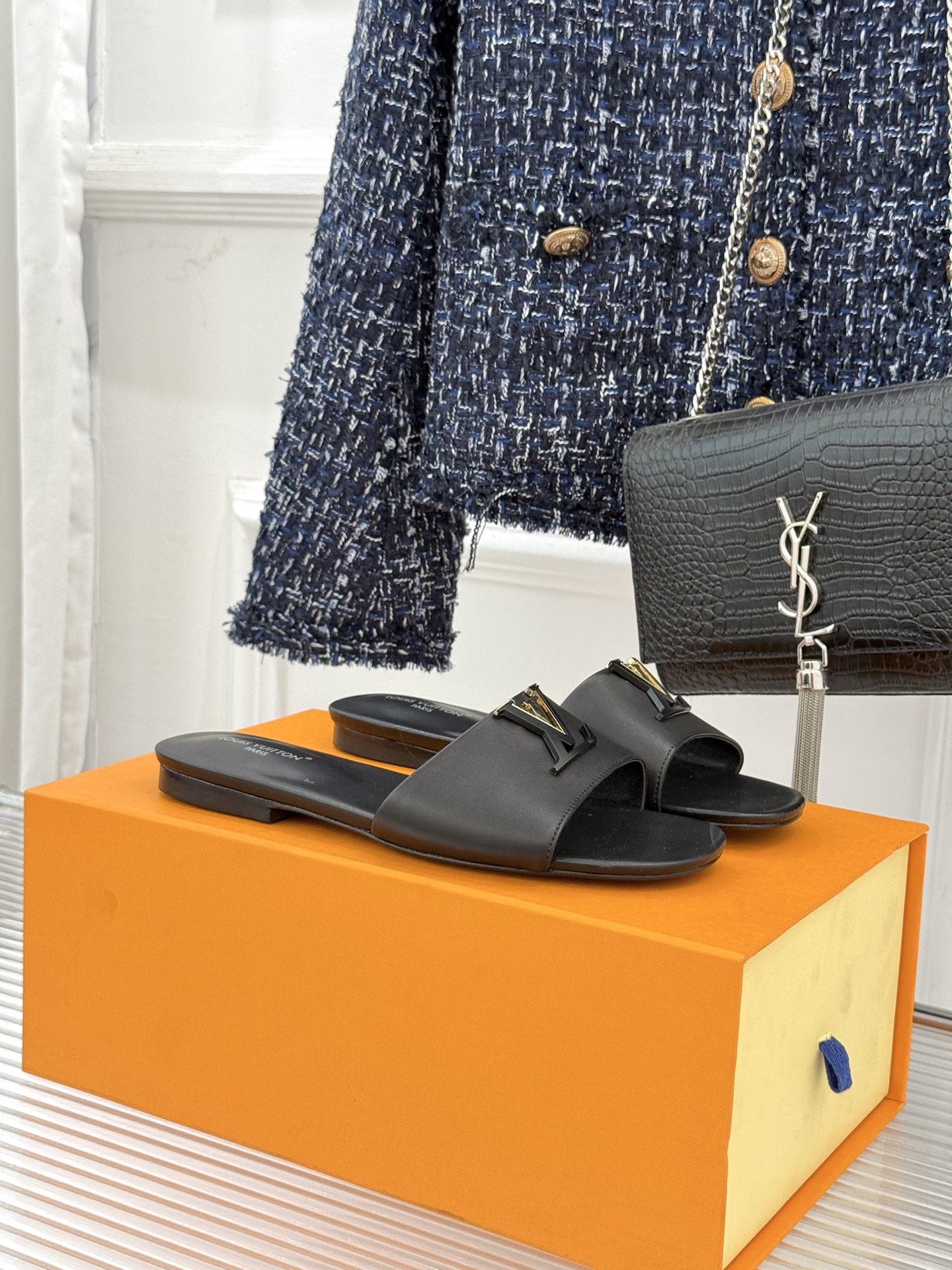 L*V驴牌经典爆款平底拖鞋它的设计简约而不失格调LV标识以金属质感的扣饰形式点缀仿佛将整个品牌的格调与品