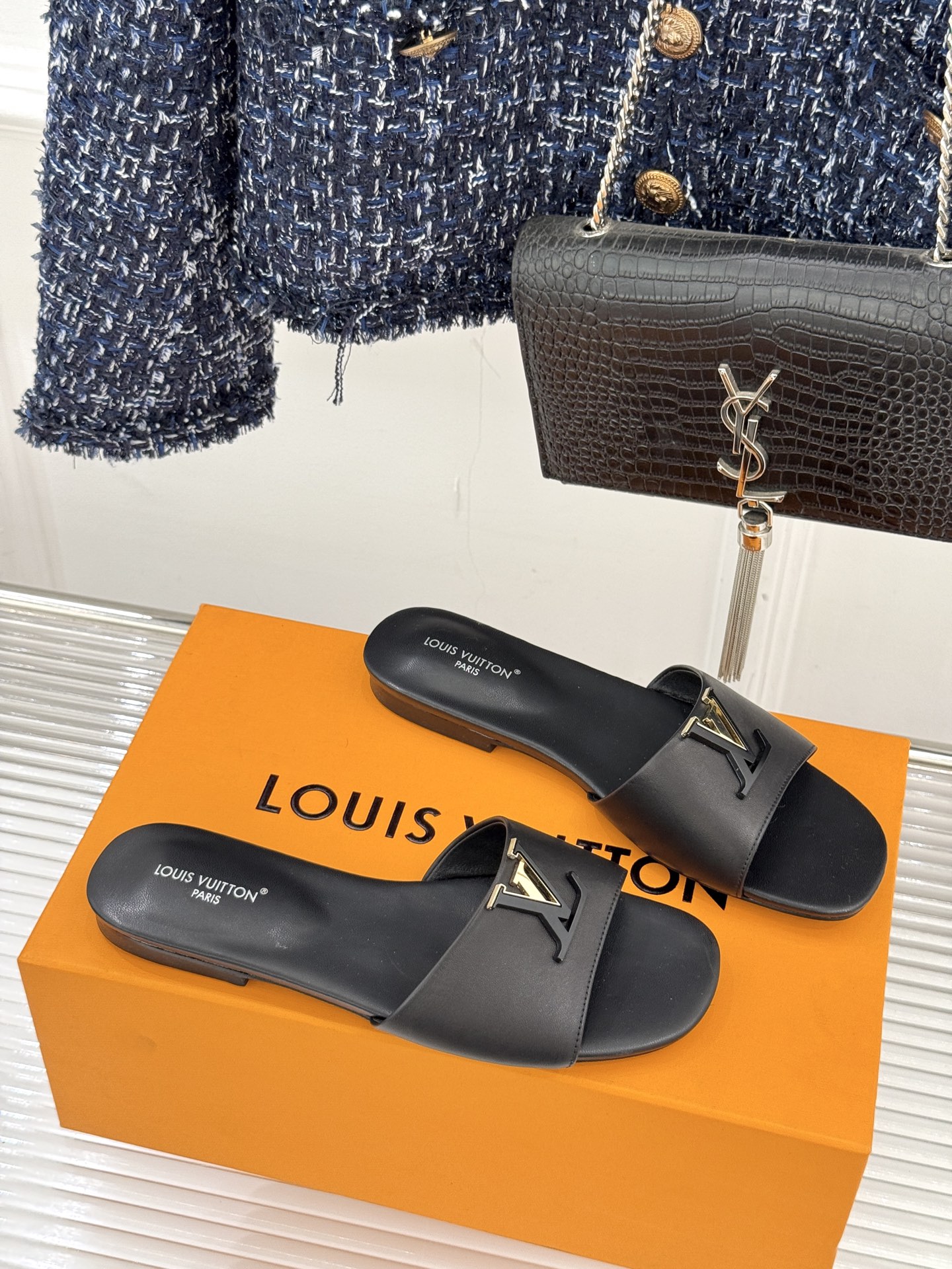 L*V驴牌经典爆款平底拖鞋它的设计简约而不失格调LV标识以金属质感的扣饰形式点缀仿佛将整个品牌的格调与品