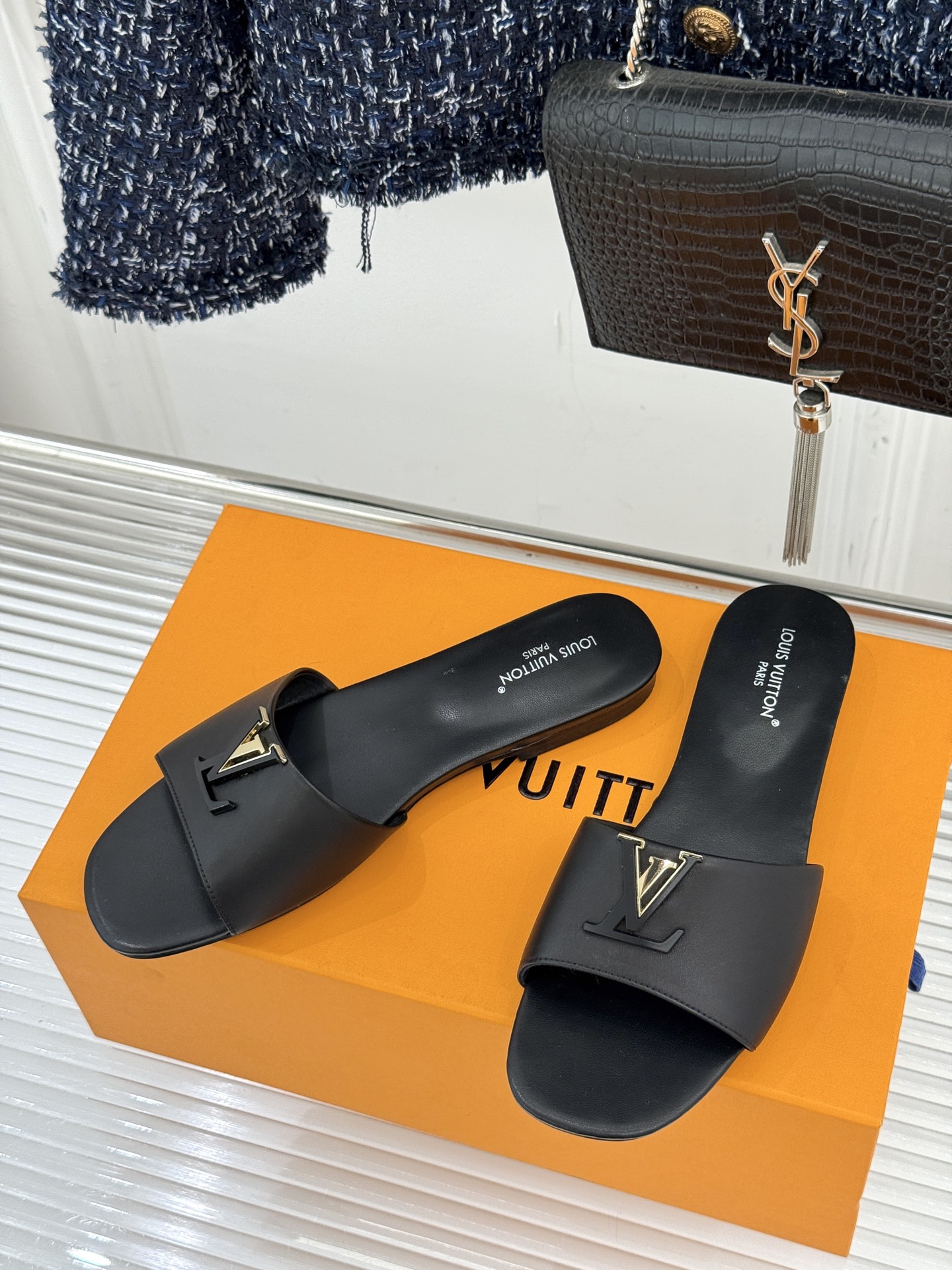 L*V驴牌经典爆款平底拖鞋它的设计简约而不失格调LV标识以金属质感的扣饰形式点缀仿佛将整个品牌的格调与品