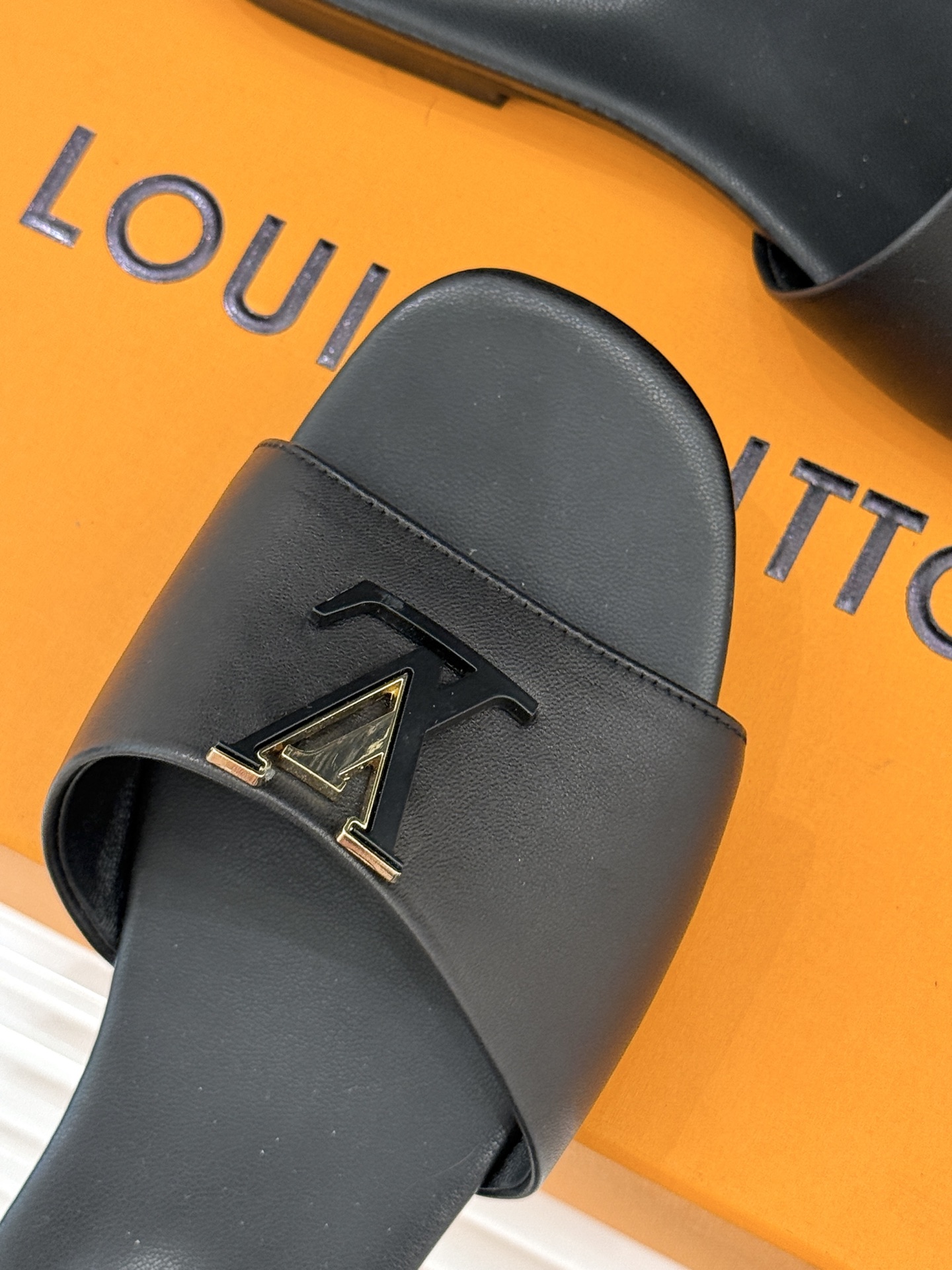 L*V驴牌经典爆款平底拖鞋它的设计简约而不失格调LV标识以金属质感的扣饰形式点缀仿佛将整个品牌的格调与品