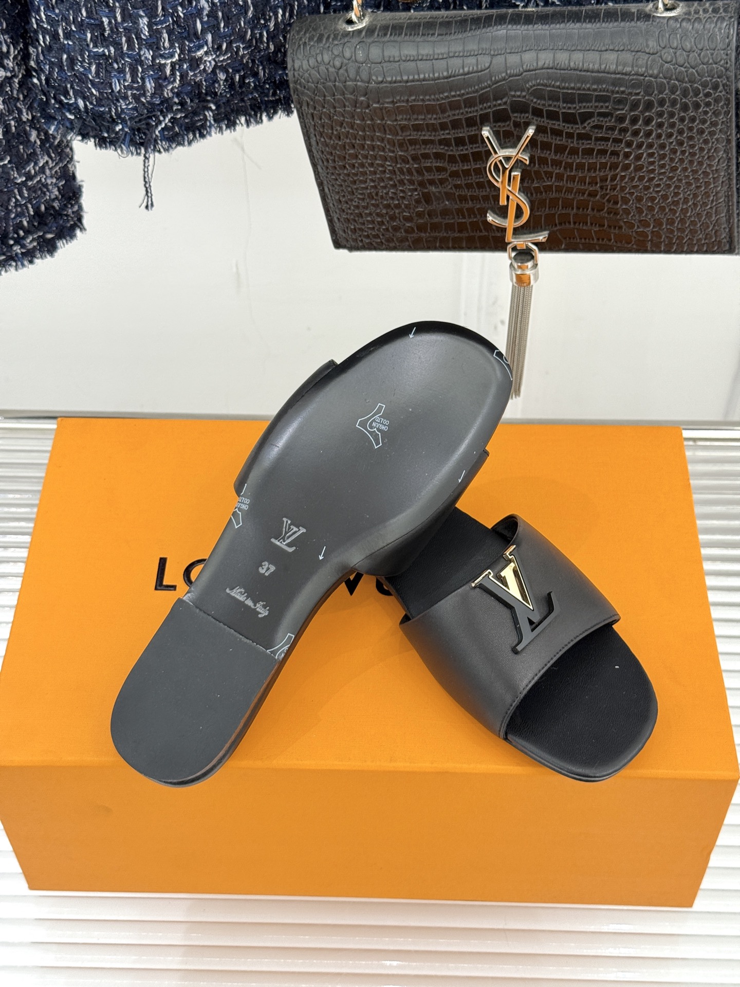 L*V驴牌经典爆款平底拖鞋它的设计简约而不失格调LV标识以金属质感的扣饰形式点缀仿佛将整个品牌的格调与品