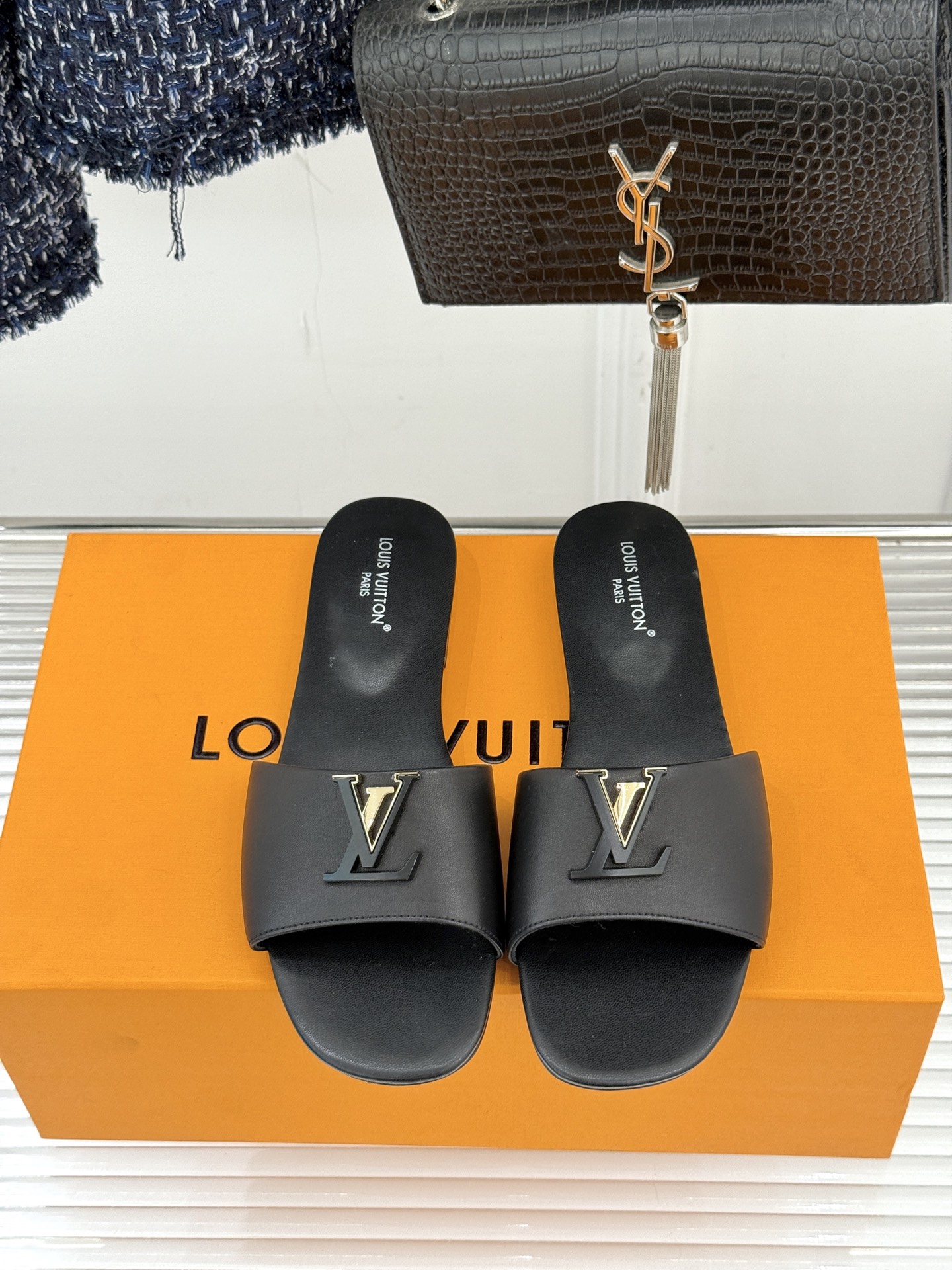 L*V驴牌经典爆款平底拖鞋它的设计简约而不失格调LV标识以金属质感的扣饰形式点缀仿佛将整个品牌的格调与品