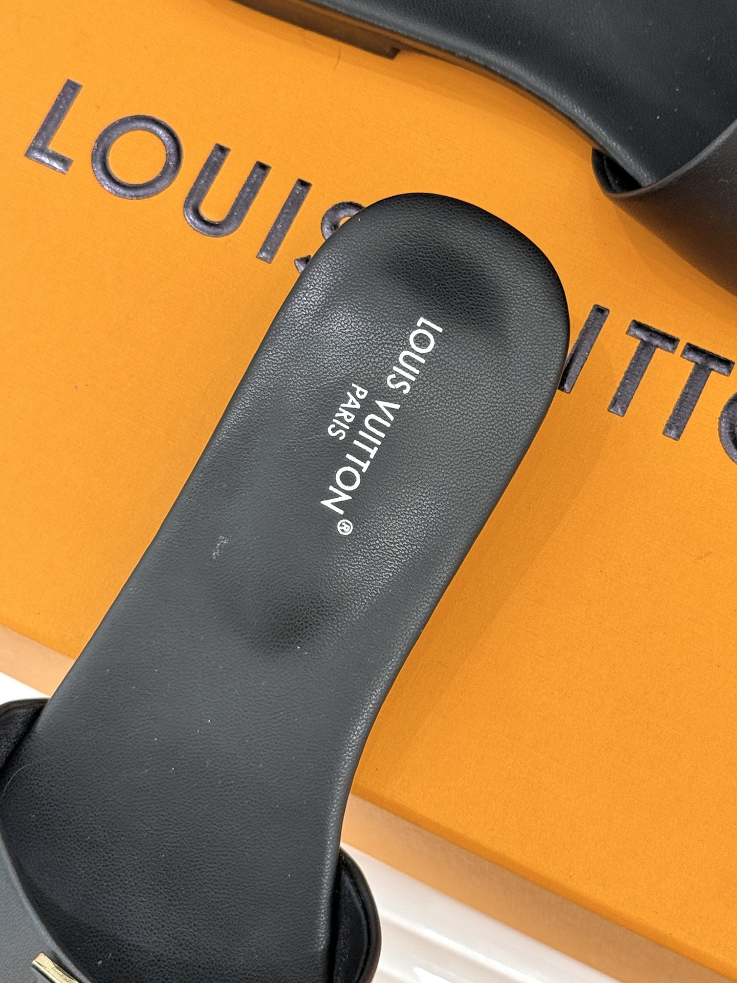 L*V驴牌经典爆款平底拖鞋它的设计简约而不失格调LV标识以金属质感的扣饰形式点缀仿佛将整个品牌的格调与品