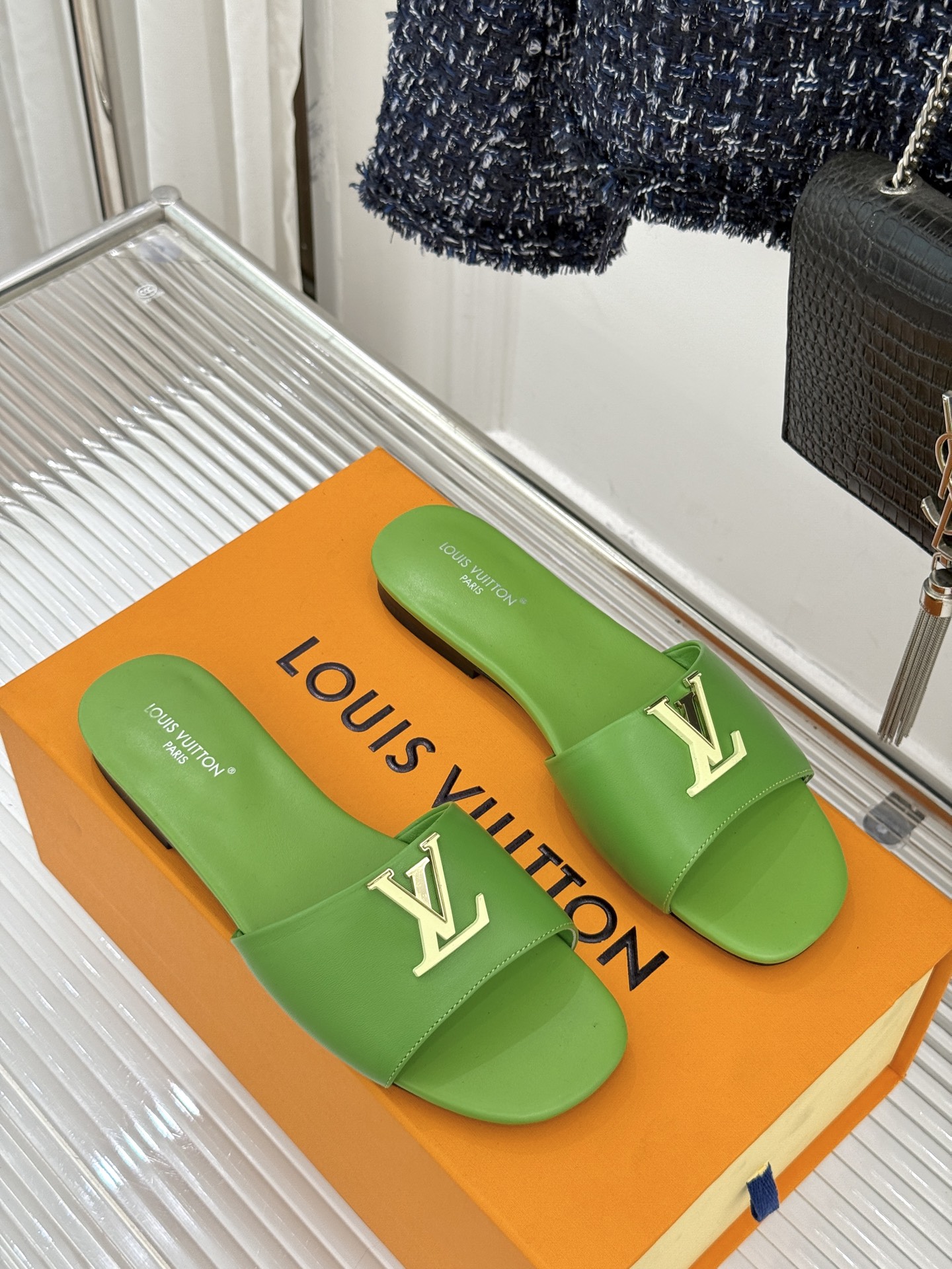 L*V驴牌经典爆款平底拖鞋它的设计简约而不失格调LV标识以金属质感的扣饰形式点缀仿佛将整个品牌的格调与品