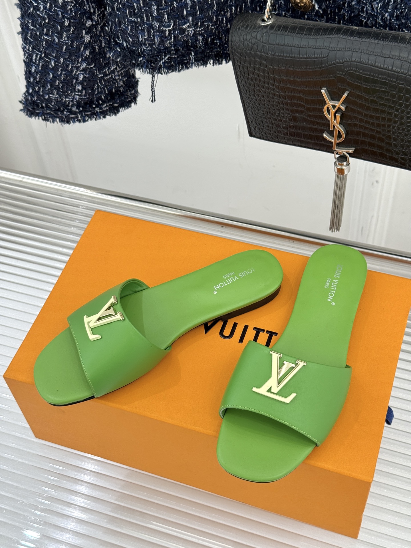 L*V驴牌经典爆款平底拖鞋它的设计简约而不失格调LV标识以金属质感的扣饰形式点缀仿佛将整个品牌的格调与品