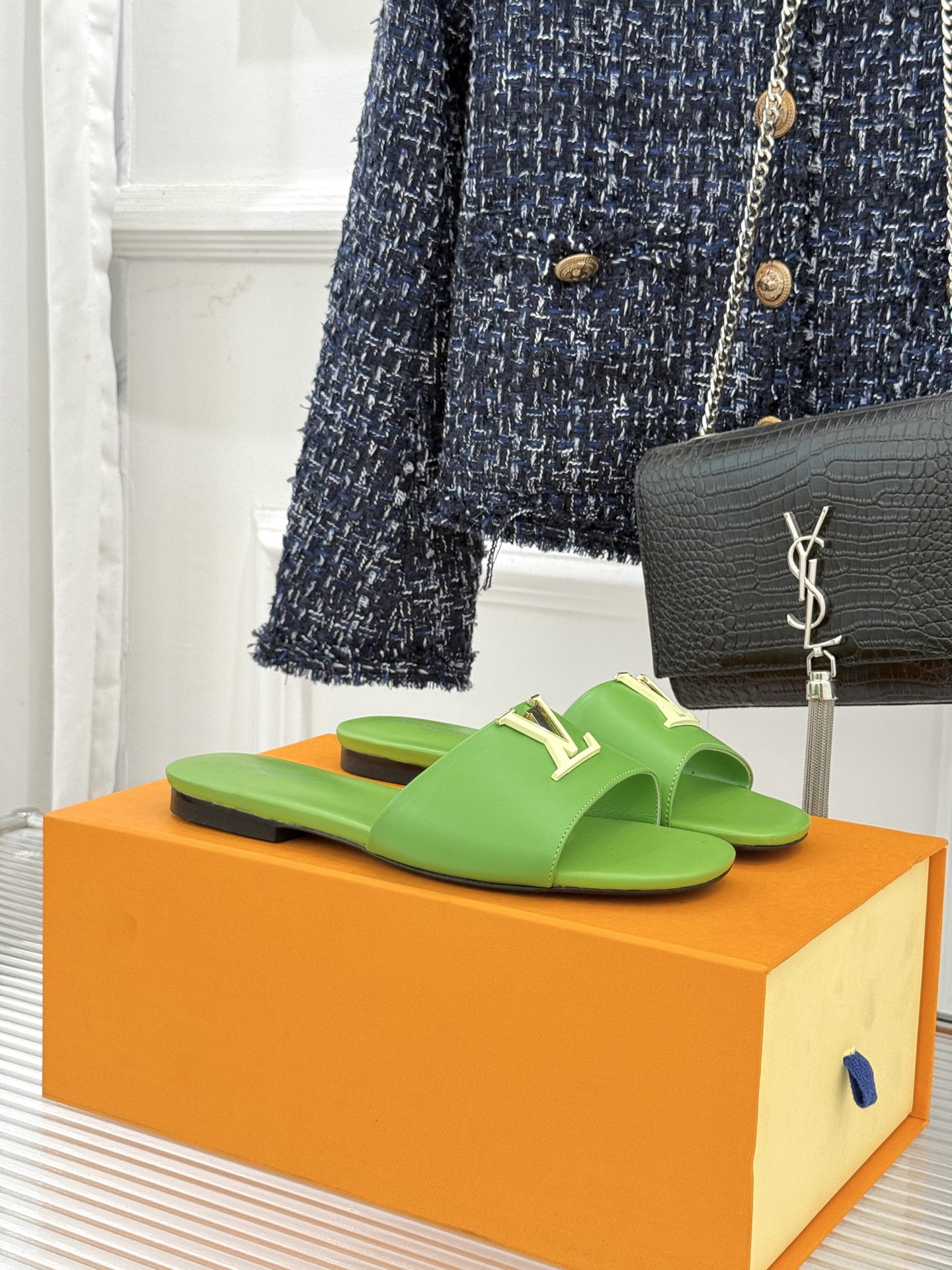 L*V驴牌经典爆款平底拖鞋它的设计简约而不失格调LV标识以金属质感的扣饰形式点缀仿佛将整个品牌的格调与品