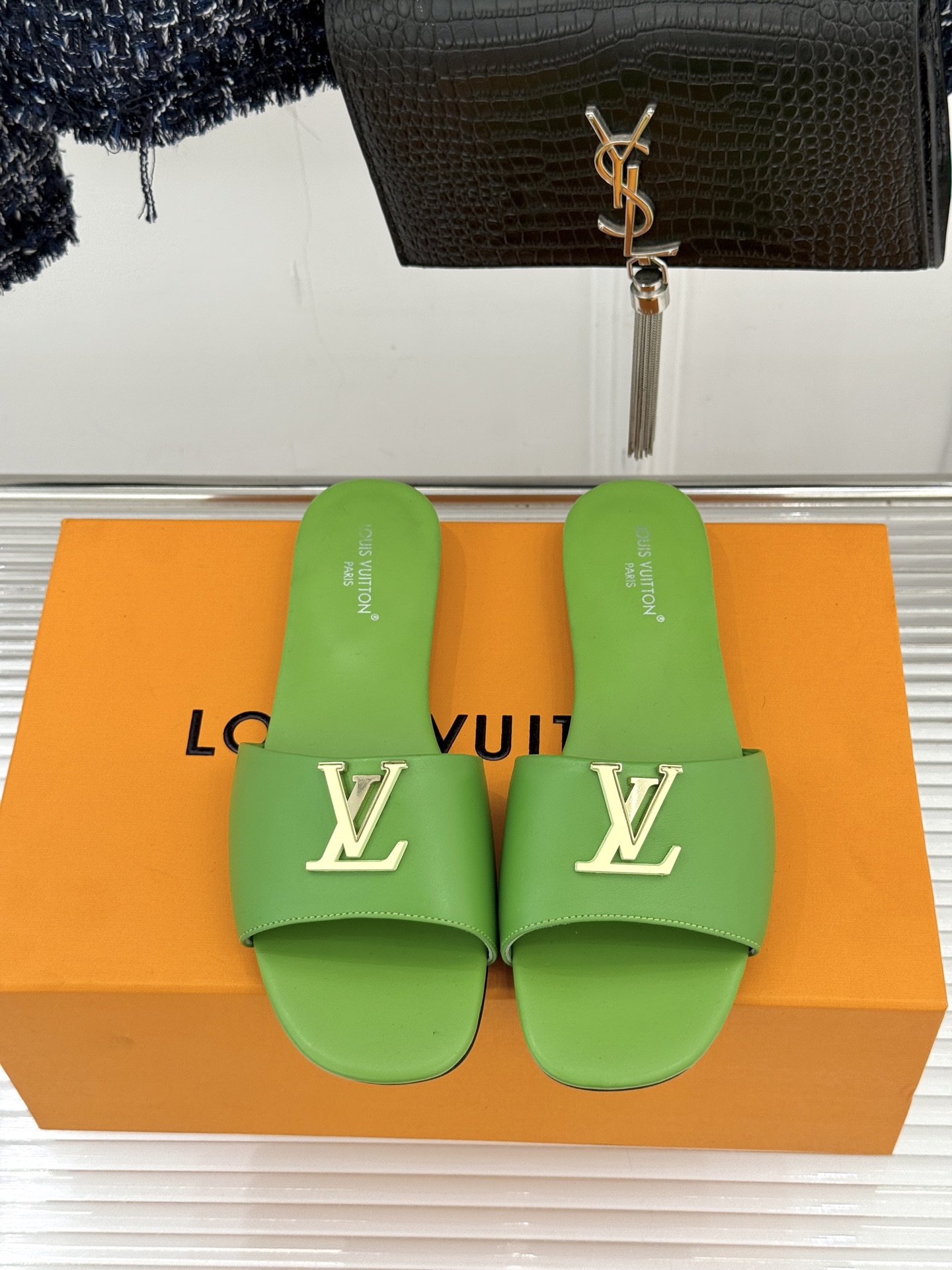 L*V驴牌经典爆款平底拖鞋它的设计简约而不失格调LV标识以金属质感的扣饰形式点缀仿佛将整个品牌的格调与品