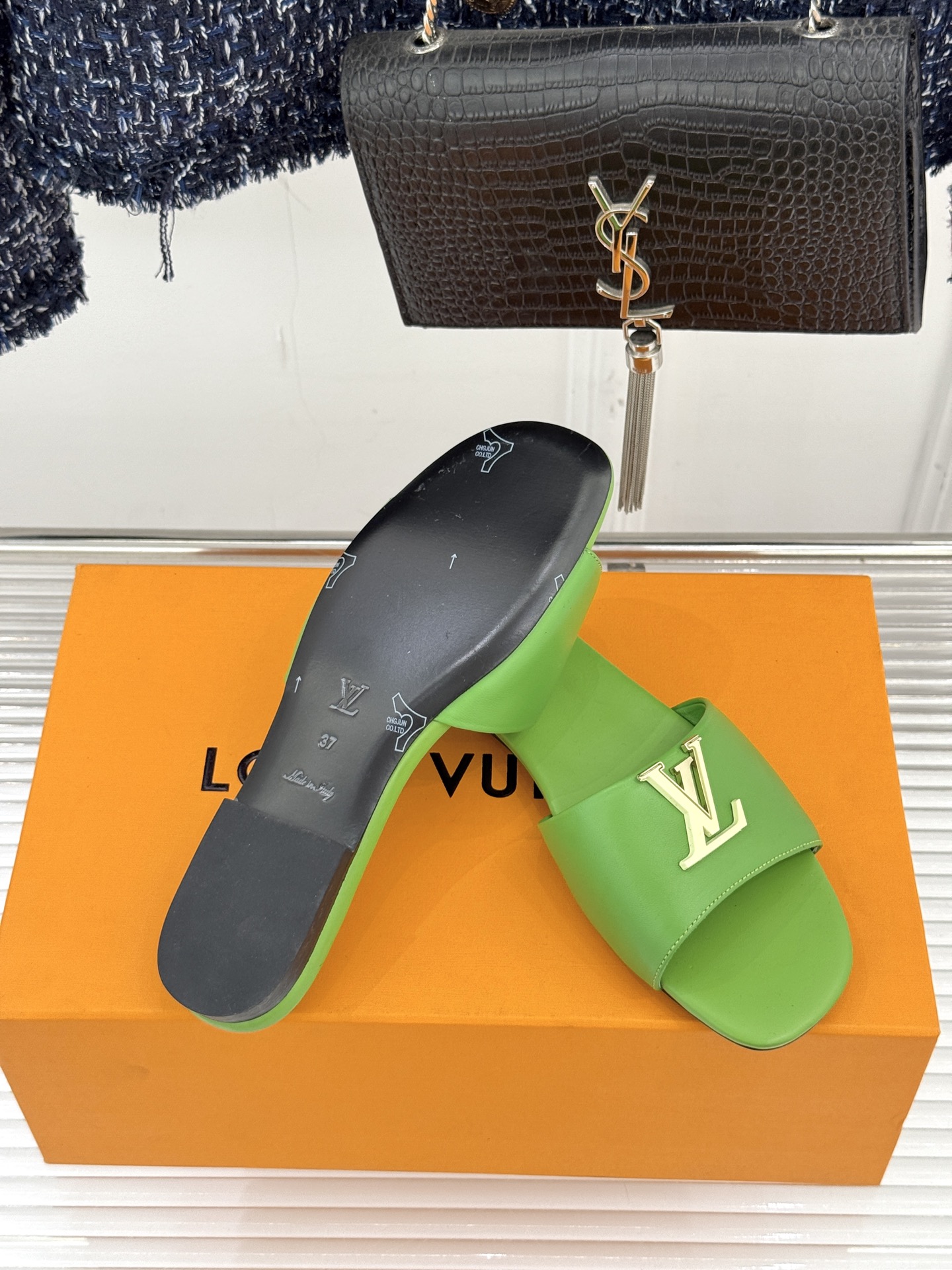 L*V驴牌经典爆款平底拖鞋它的设计简约而不失格调LV标识以金属质感的扣饰形式点缀仿佛将整个品牌的格调与品