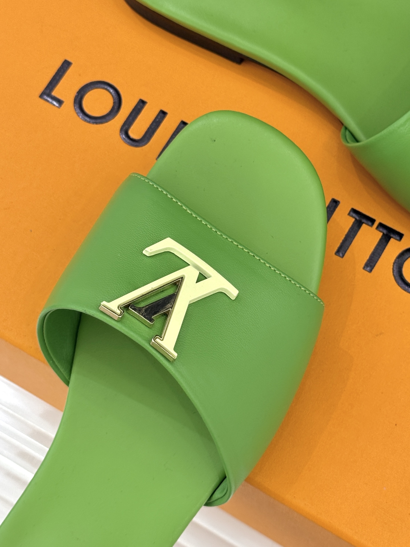 L*V驴牌经典爆款平底拖鞋它的设计简约而不失格调LV标识以金属质感的扣饰形式点缀仿佛将整个品牌的格调与品