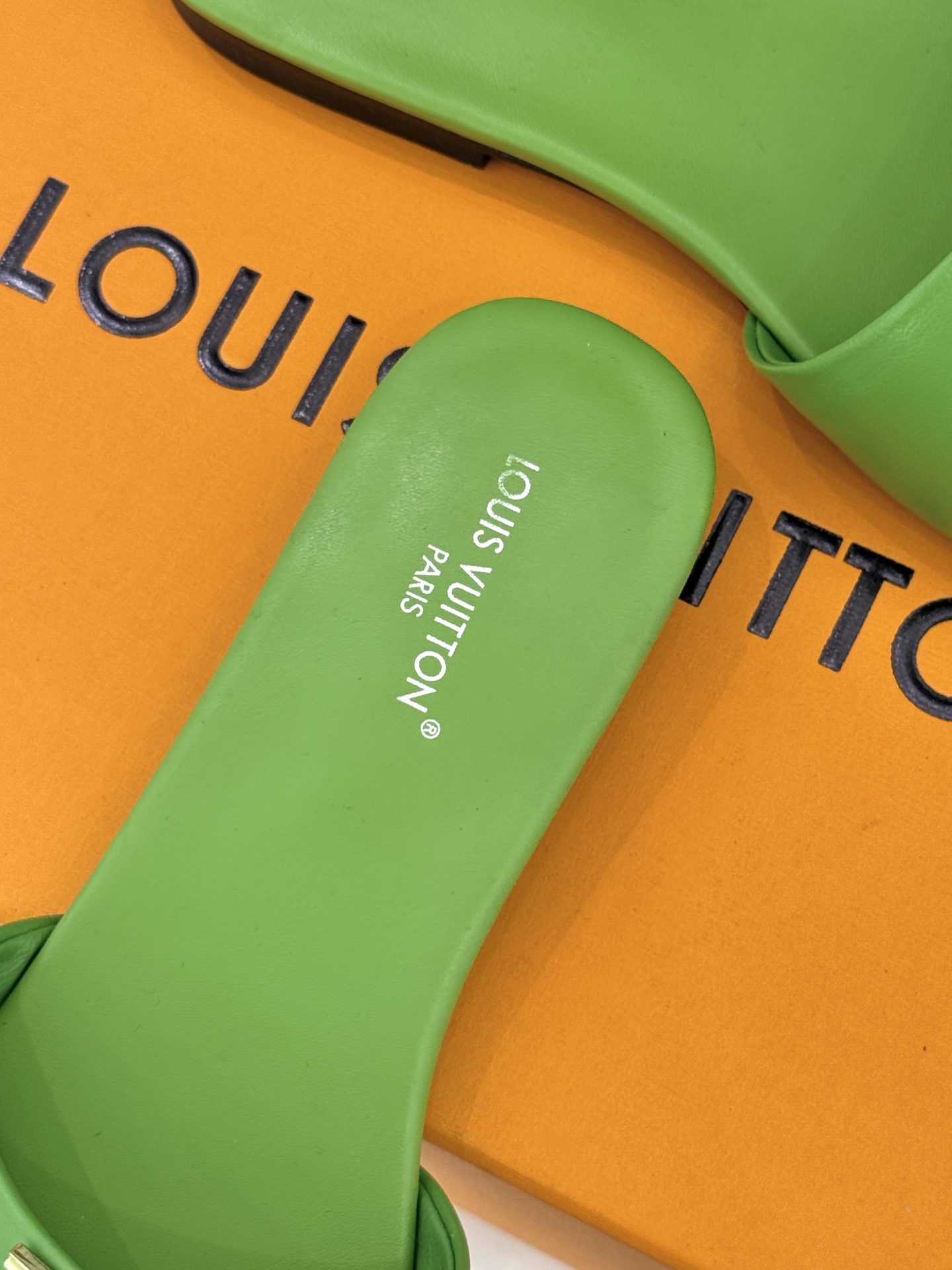 L*V驴牌经典爆款平底拖鞋它的设计简约而不失格调LV标识以金属质感的扣饰形式点缀仿佛将整个品牌的格调与品