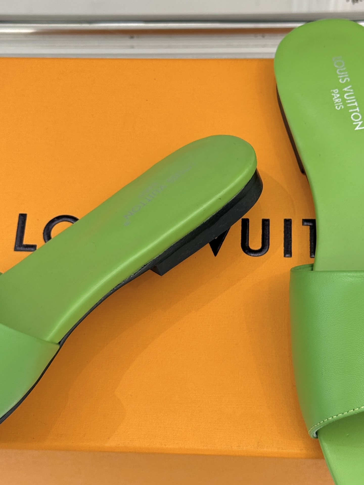 L*V驴牌经典爆款平底拖鞋它的设计简约而不失格调LV标识以金属质感的扣饰形式点缀仿佛将整个品牌的格调与品