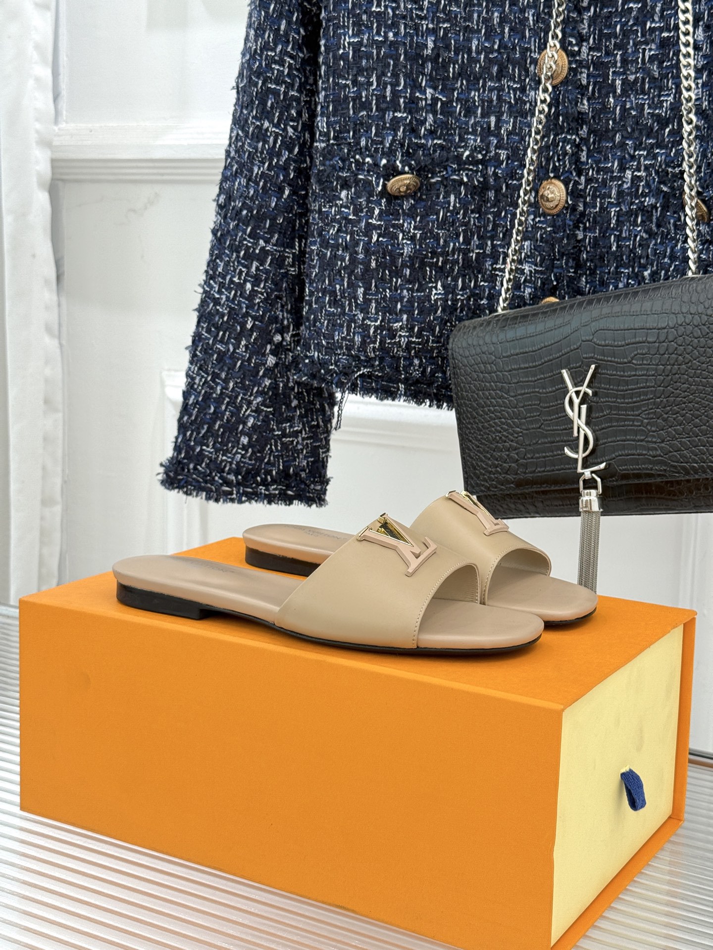 L*V驴牌经典爆款平底拖鞋它的设计简约而不失格调LV标识以金属质感的扣饰形式点缀仿佛将整个品牌的格调与品