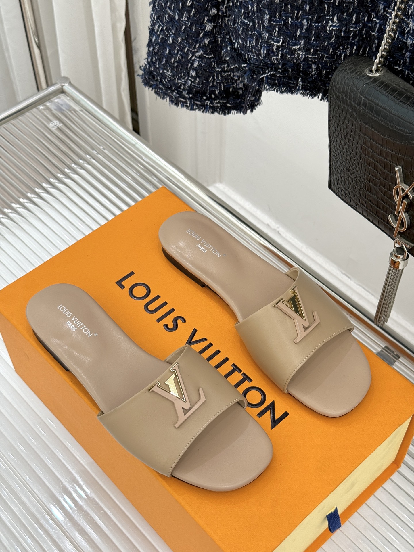 L*V驴牌经典爆款平底拖鞋它的设计简约而不失格调LV标识以金属质感的扣饰形式点缀仿佛将整个品牌的格调与品