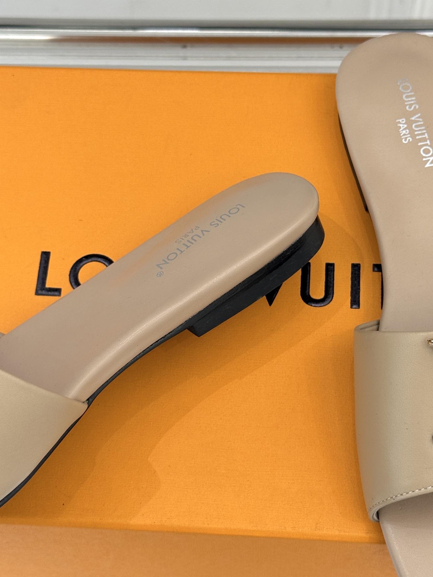 L*V驴牌经典爆款平底拖鞋它的设计简约而不失格调LV标识以金属质感的扣饰形式点缀仿佛将整个品牌的格调与品