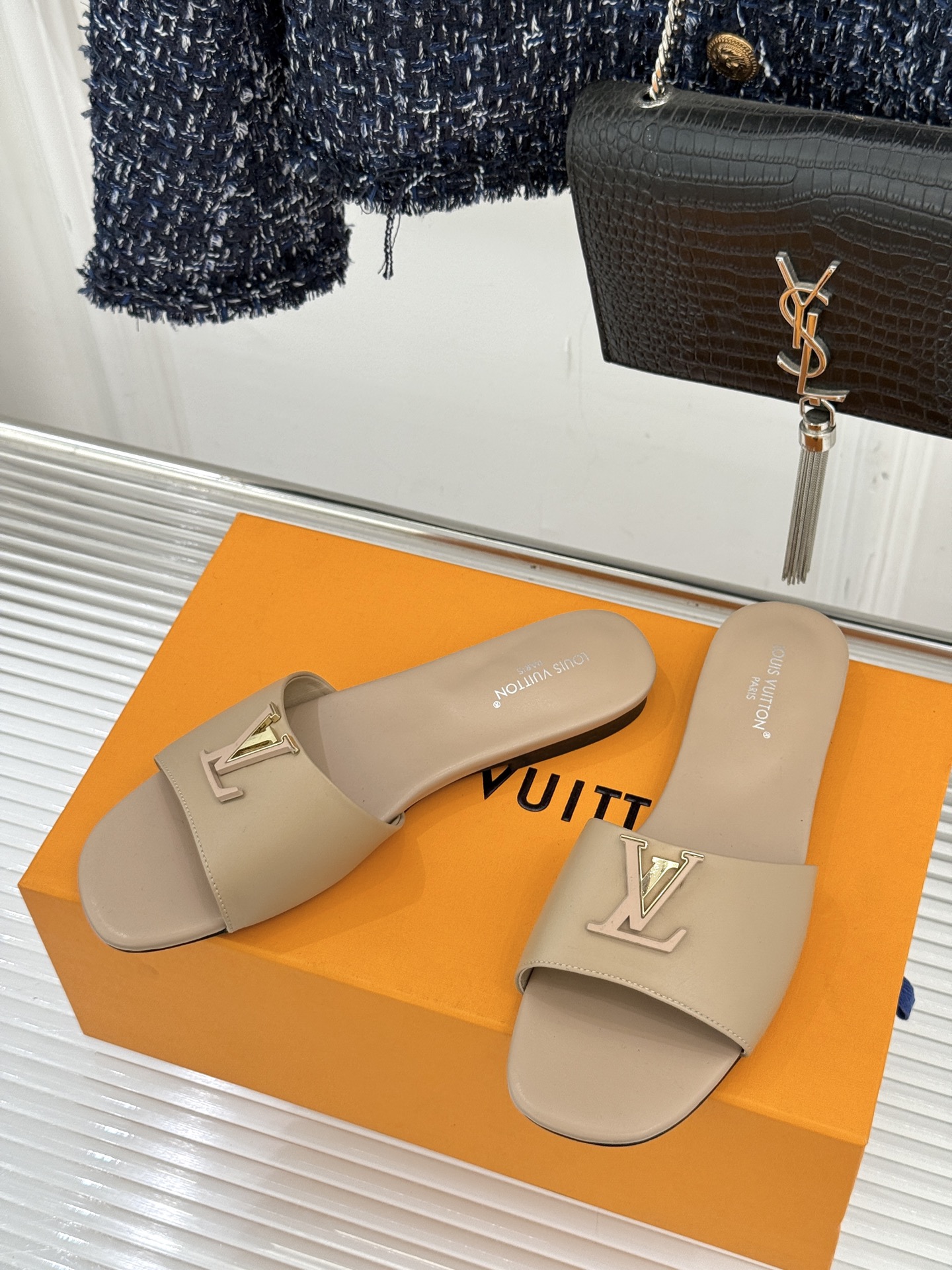 L*V驴牌经典爆款平底拖鞋它的设计简约而不失格调LV标识以金属质感的扣饰形式点缀仿佛将整个品牌的格调与品