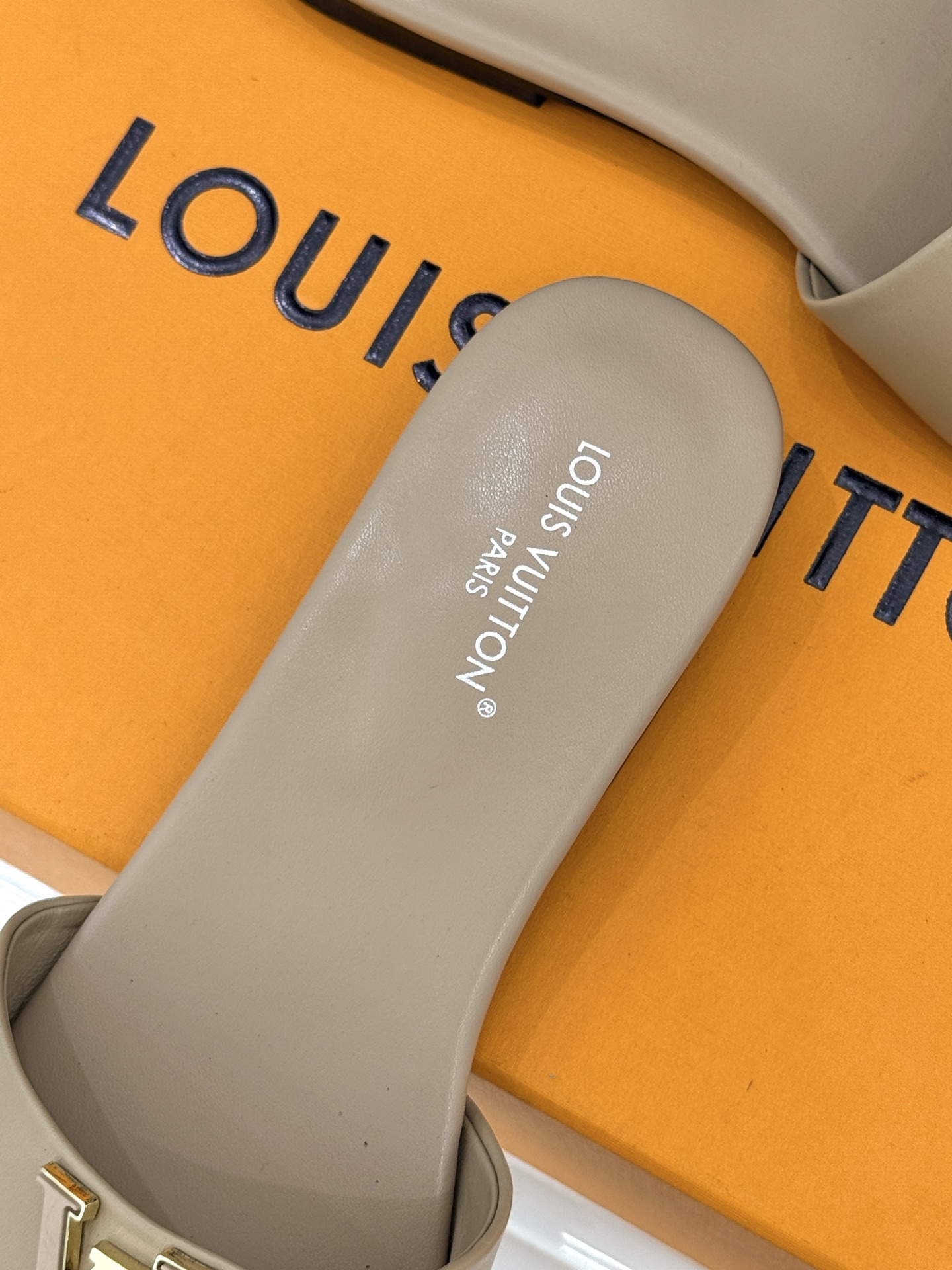 L*V驴牌经典爆款平底拖鞋它的设计简约而不失格调LV标识以金属质感的扣饰形式点缀仿佛将整个品牌的格调与品