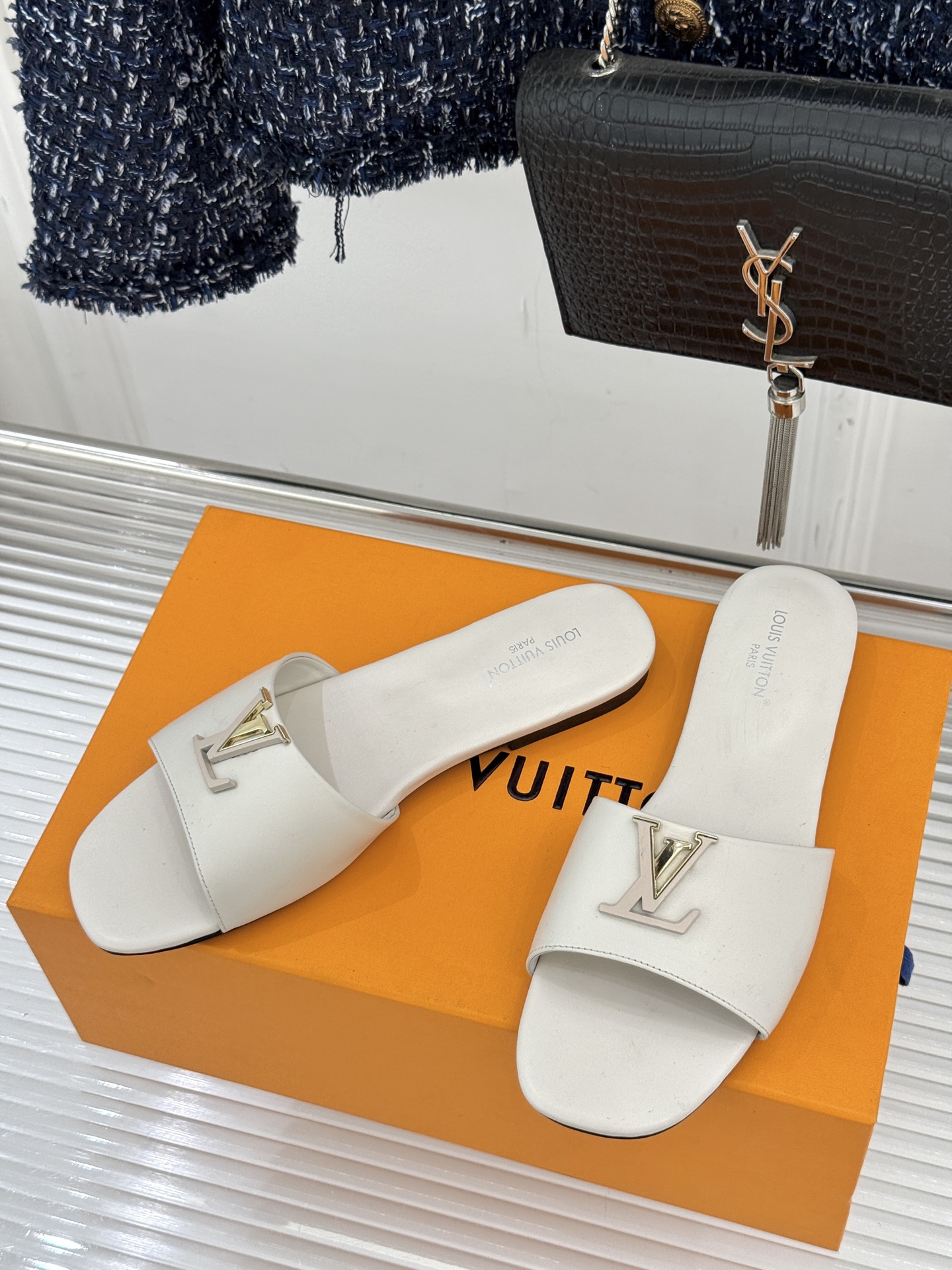 L*V驴牌经典爆款平底拖鞋它的设计简约而不失格调LV标识以金属质感的扣饰形式点缀仿佛将整个品牌的格调与品
