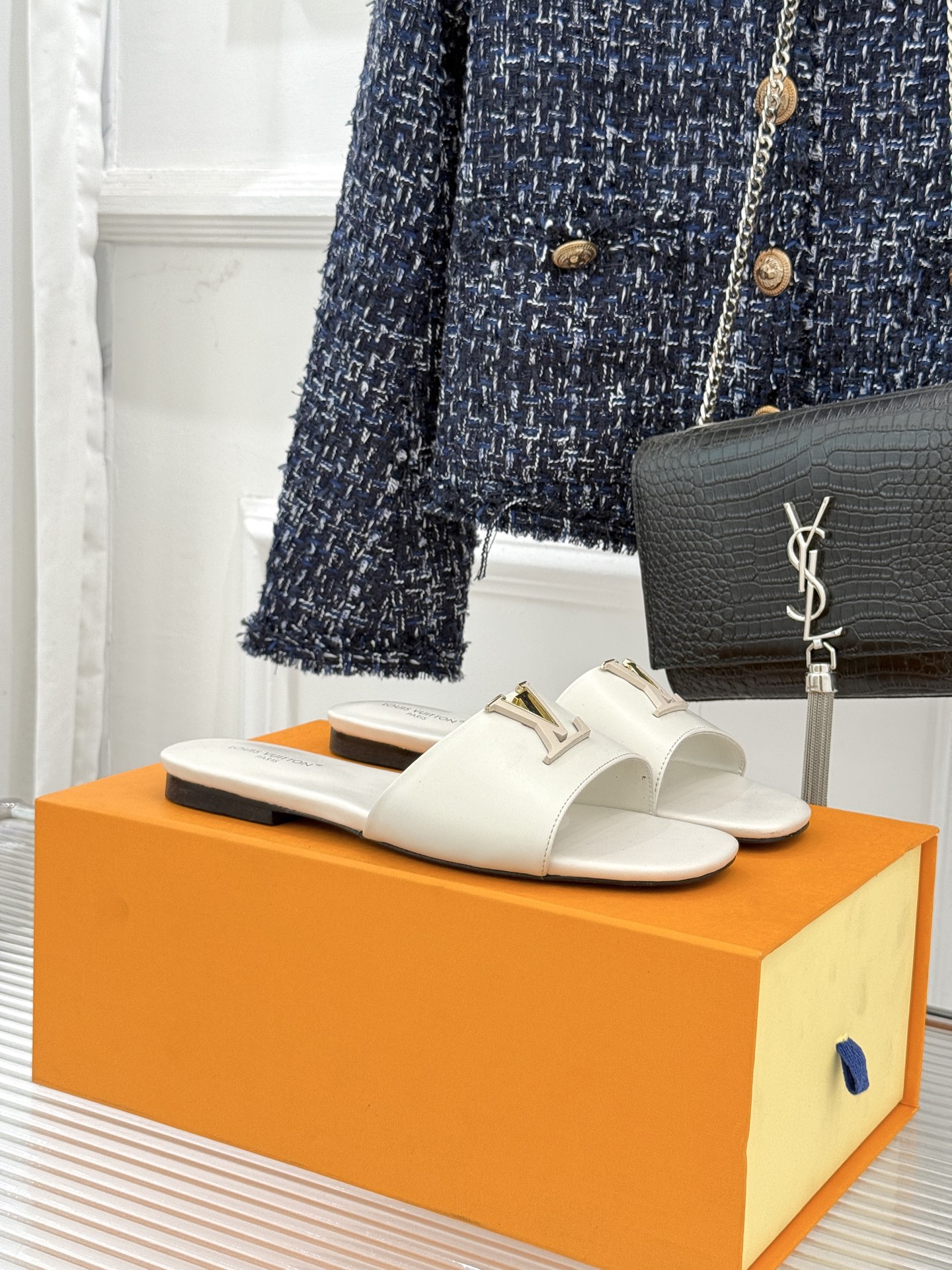 L*V驴牌经典爆款平底拖鞋它的设计简约而不失格调LV标识以金属质感的扣饰形式点缀仿佛将整个品牌的格调与品