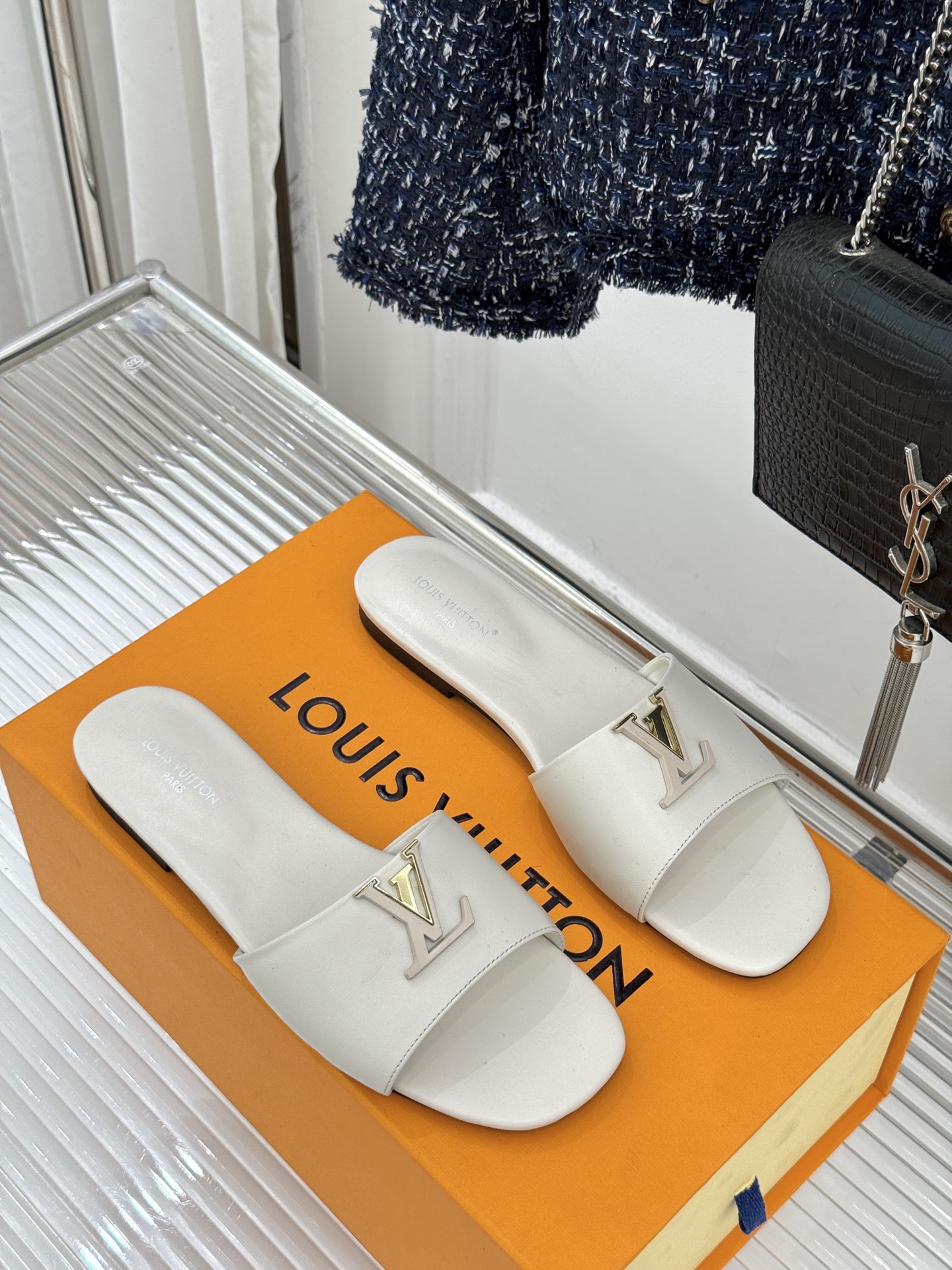 L*V驴牌经典爆款平底拖鞋它的设计简约而不失格调LV标识以金属质感的扣饰形式点缀仿佛将整个品牌的格调与品