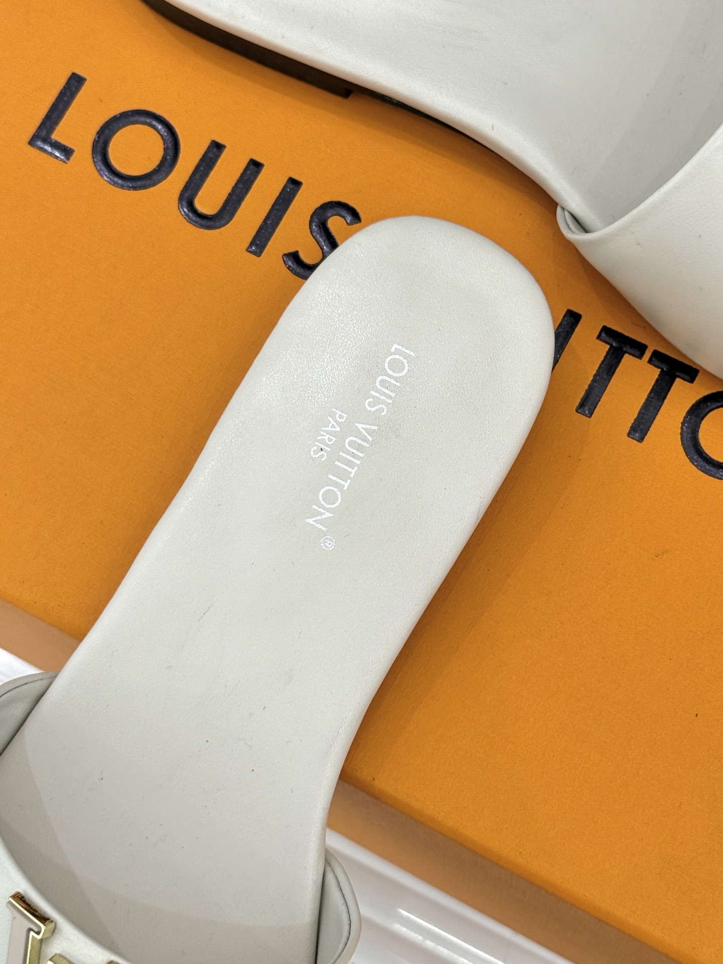 L*V驴牌经典爆款平底拖鞋它的设计简约而不失格调LV标识以金属质感的扣饰形式点缀仿佛将整个品牌的格调与品