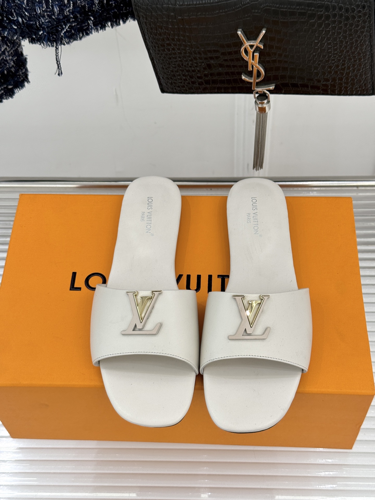 L*V驴牌经典爆款平底拖鞋它的设计简约而不失格调LV标识以金属质感的扣饰形式点缀仿佛将整个品牌的格调与品