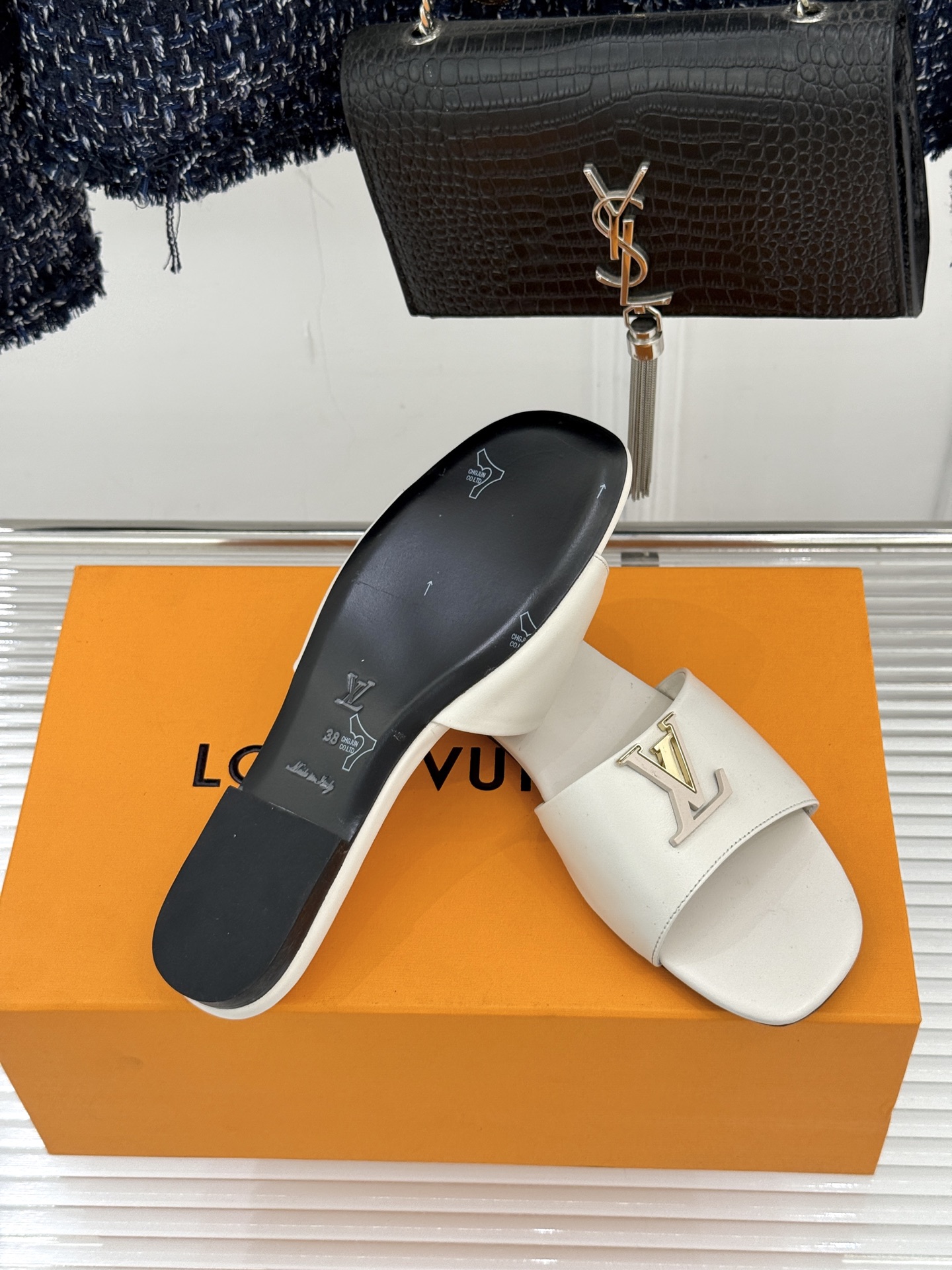 L*V驴牌经典爆款平底拖鞋它的设计简约而不失格调LV标识以金属质感的扣饰形式点缀仿佛将整个品牌的格调与品