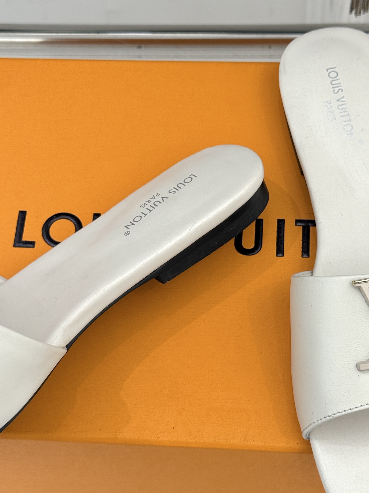 L*V驴牌经典爆款平底拖鞋它的设计简约而不失格调LV标识以金属质感的扣饰形式点缀仿佛将整个品牌的格调与品