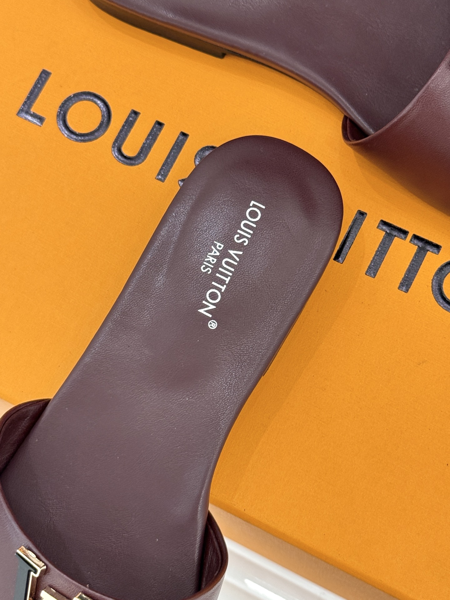 L*V驴牌经典爆款平底拖鞋它的设计简约而不失格调LV标识以金属质感的扣饰形式点缀仿佛将整个品牌的格调与品