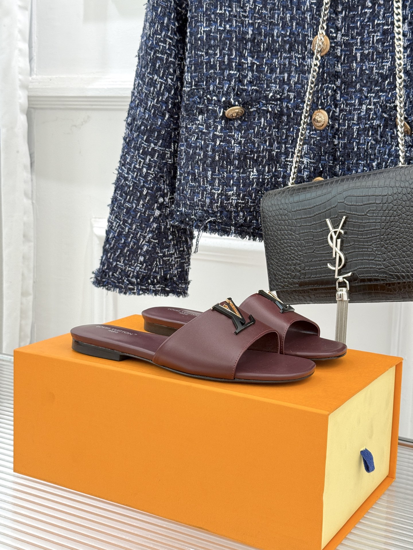 L*V驴牌经典爆款平底拖鞋它的设计简约而不失格调LV标识以金属质感的扣饰形式点缀仿佛将整个品牌的格调与品