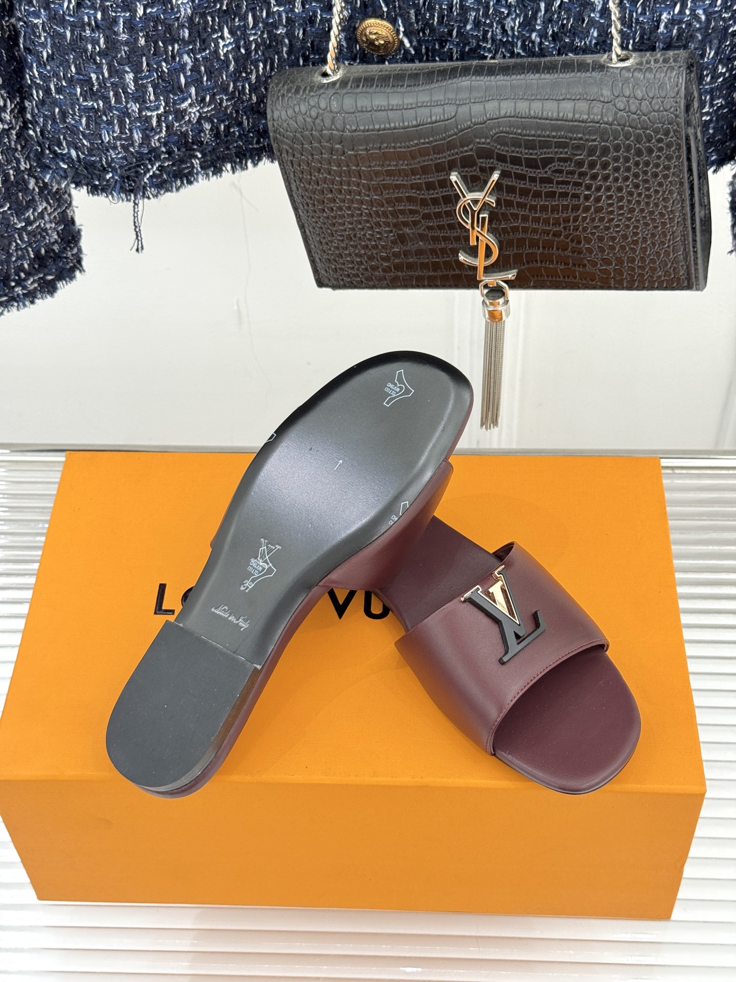 L*V驴牌经典爆款平底拖鞋它的设计简约而不失格调LV标识以金属质感的扣饰形式点缀仿佛将整个品牌的格调与品