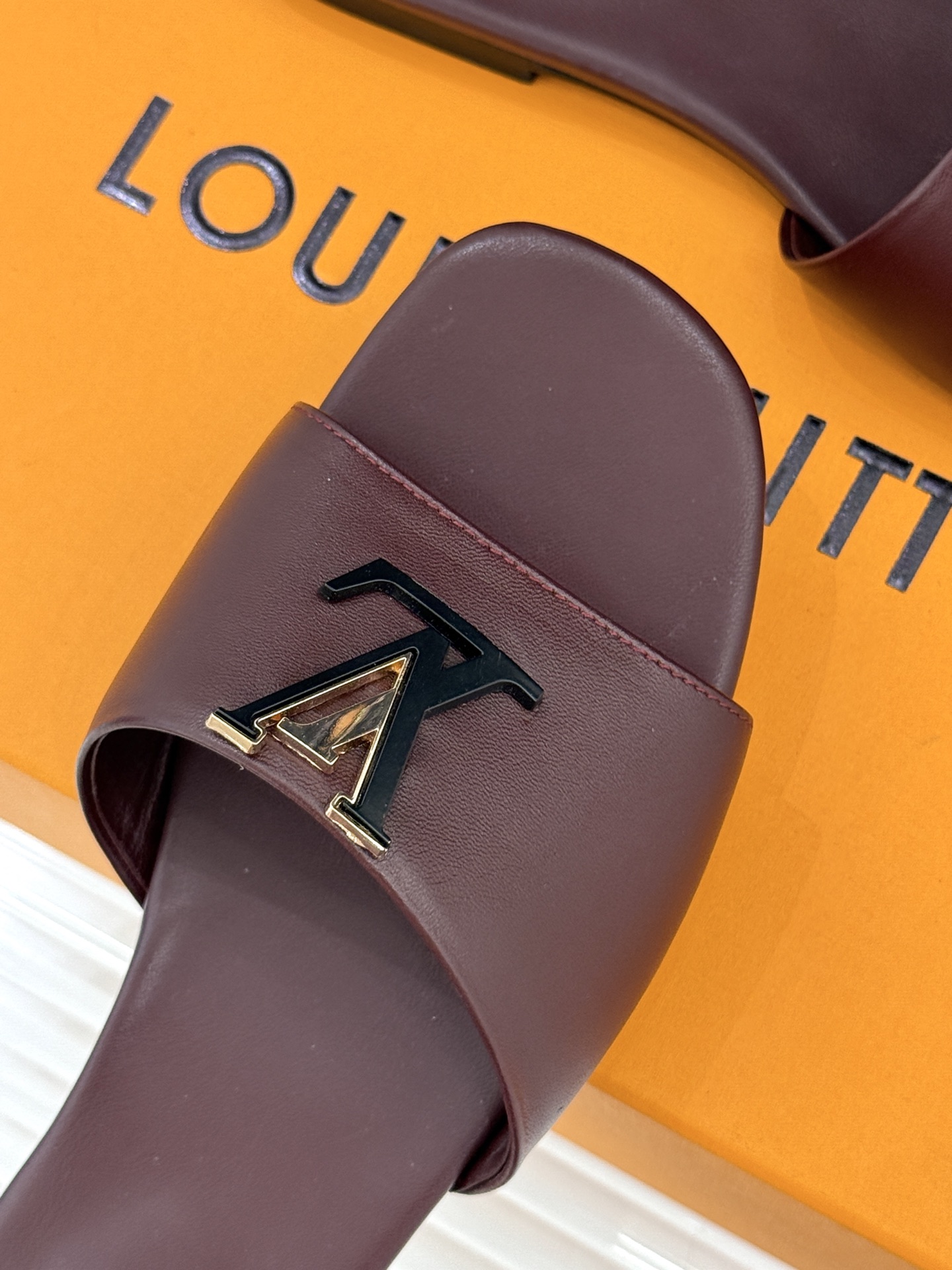 L*V驴牌经典爆款平底拖鞋它的设计简约而不失格调LV标识以金属质感的扣饰形式点缀仿佛将整个品牌的格调与品