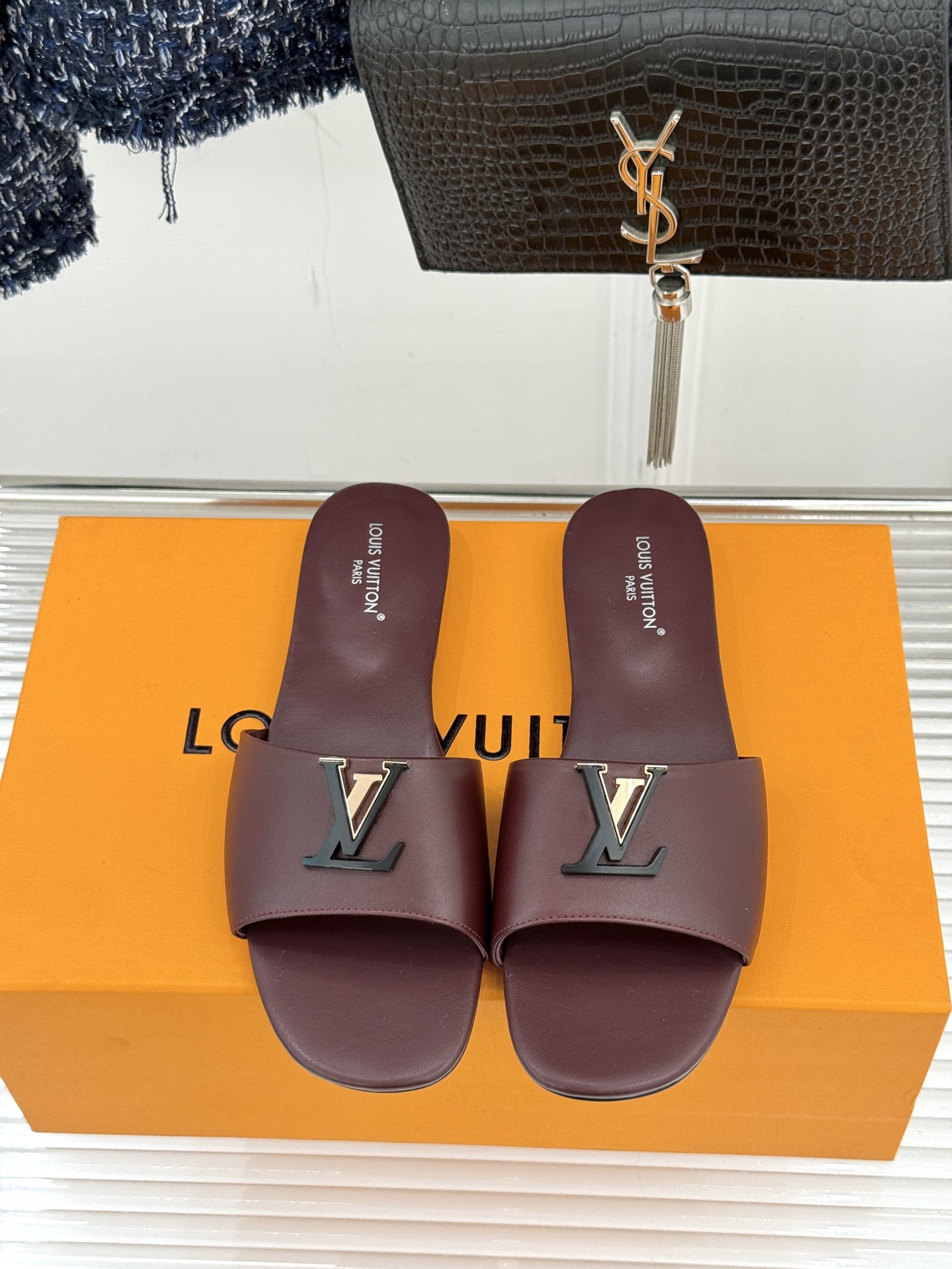 L*V驴牌经典爆款平底拖鞋它的设计简约而不失格调LV标识以金属质感的扣饰形式点缀仿佛将整个品牌的格调与品