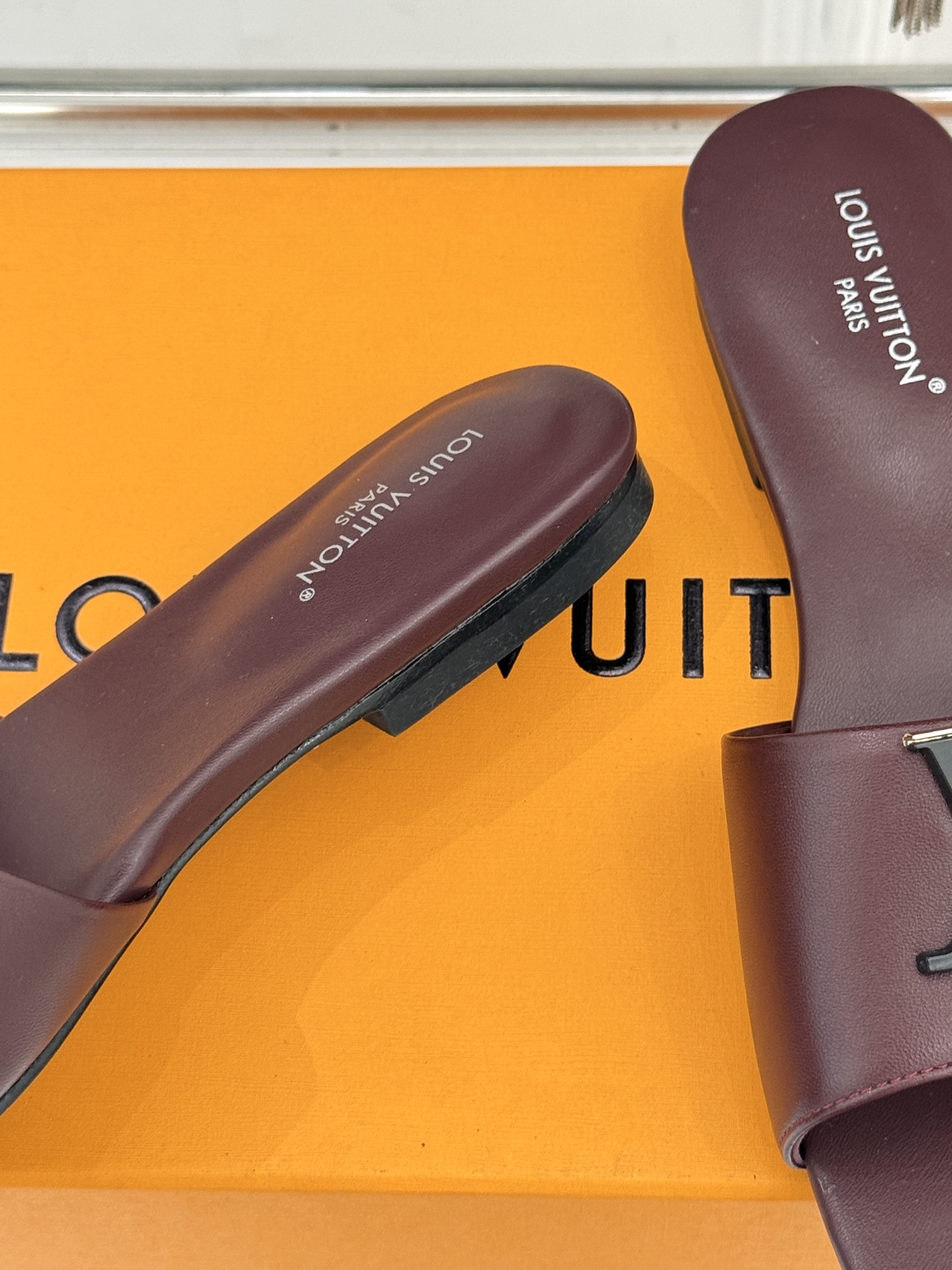 L*V驴牌经典爆款平底拖鞋它的设计简约而不失格调LV标识以金属质感的扣饰形式点缀仿佛将整个品牌的格调与品