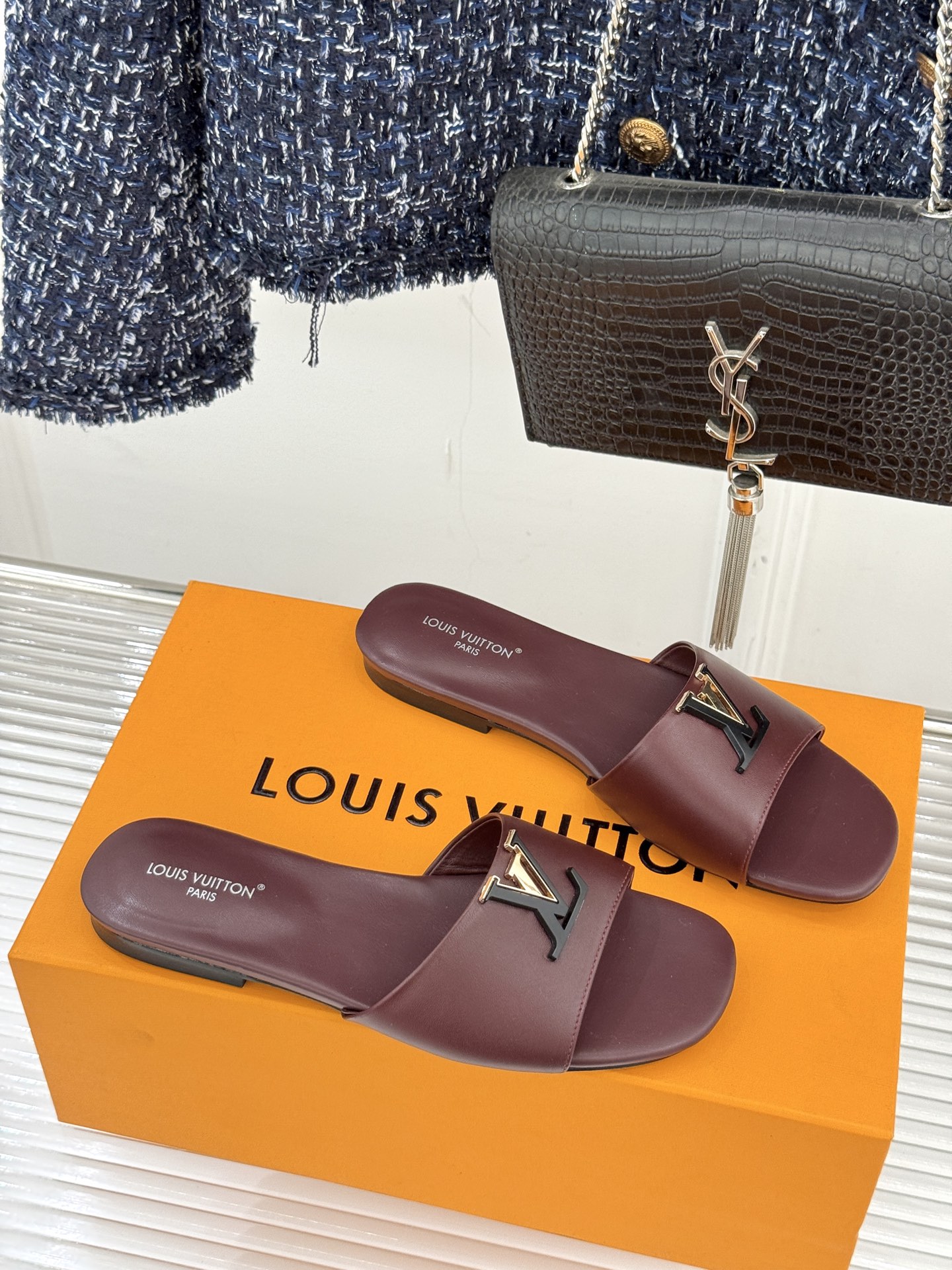 L*V驴牌经典爆款平底拖鞋它的设计简约而不失格调LV标识以金属质感的扣饰形式点缀仿佛将整个品牌的格调与品