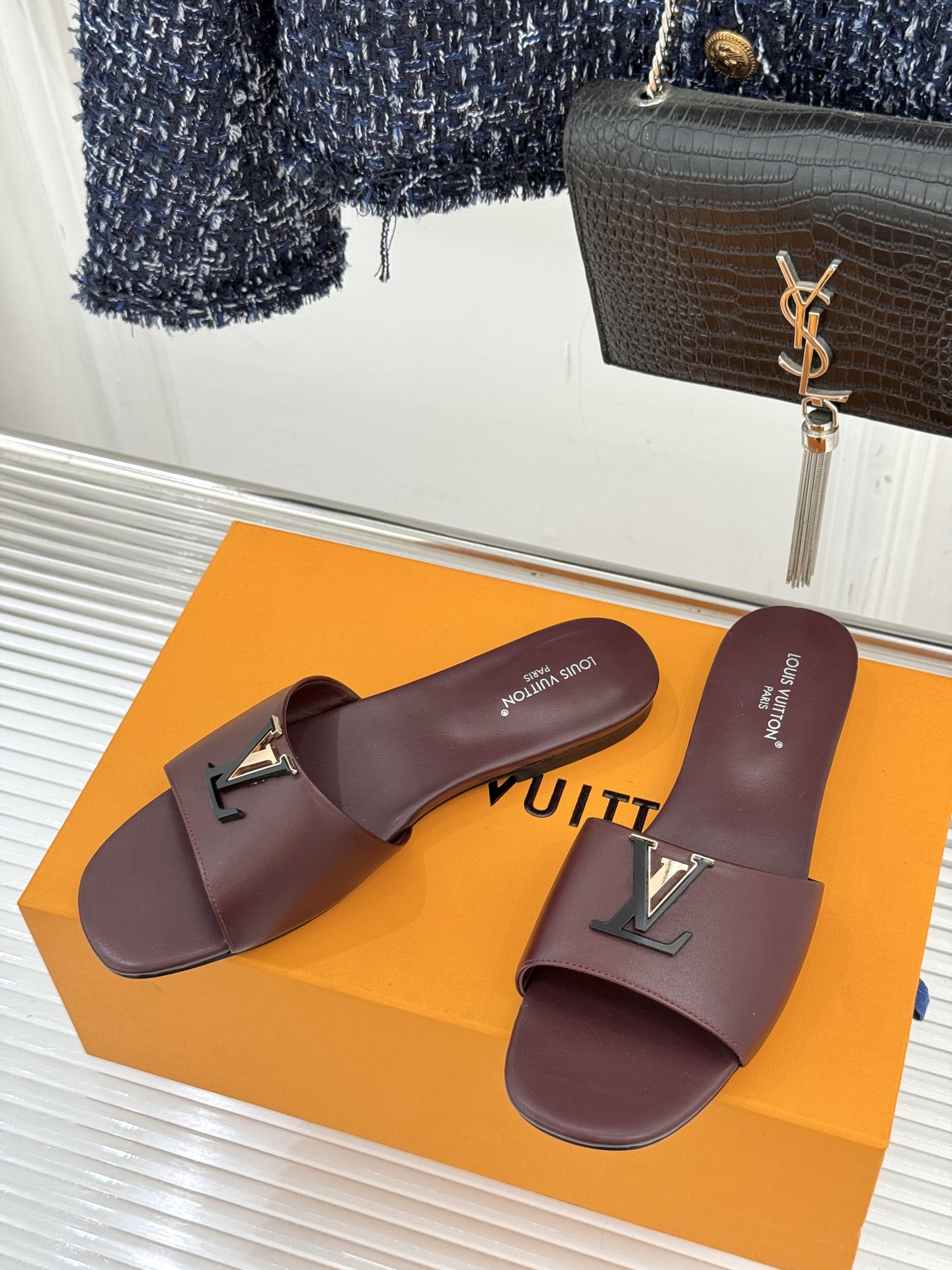 L*V驴牌经典爆款平底拖鞋它的设计简约而不失格调LV标识以金属质感的扣饰形式点缀仿佛将整个品牌的格调与品