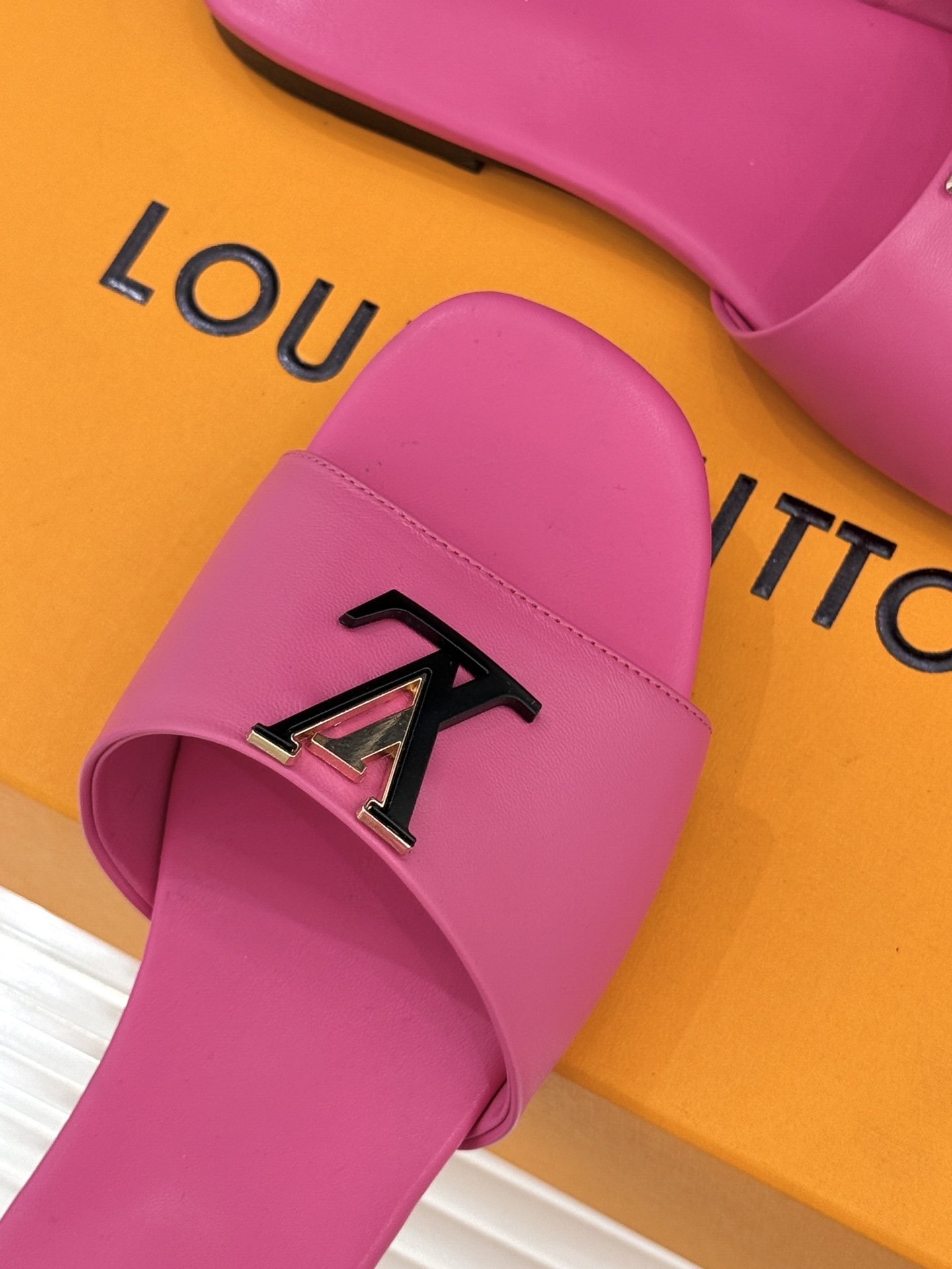 L*V驴牌经典爆款平底拖鞋它的设计简约而不失格调LV标识以金属质感的扣饰形式点缀仿佛将整个品牌的格调与品