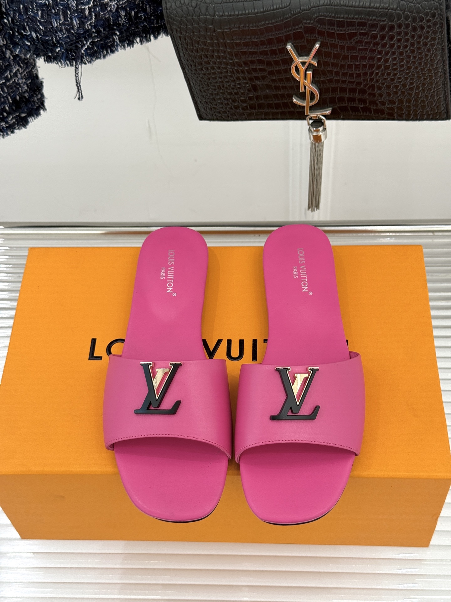 L*V驴牌经典爆款平底拖鞋它的设计简约而不失格调LV标识以金属质感的扣饰形式点缀仿佛将整个品牌的格调与品