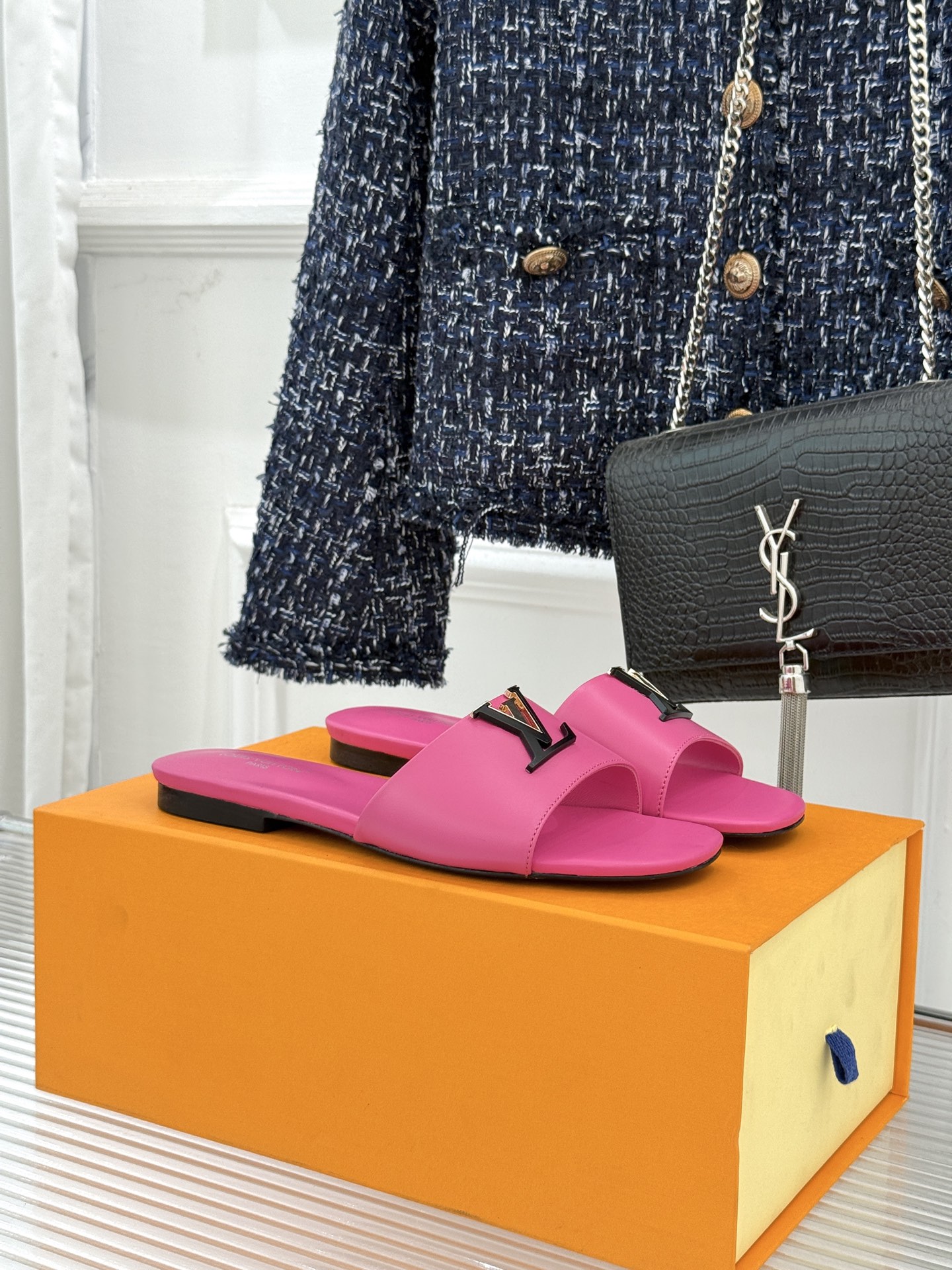 L*V驴牌经典爆款平底拖鞋它的设计简约而不失格调LV标识以金属质感的扣饰形式点缀仿佛将整个品牌的格调与品