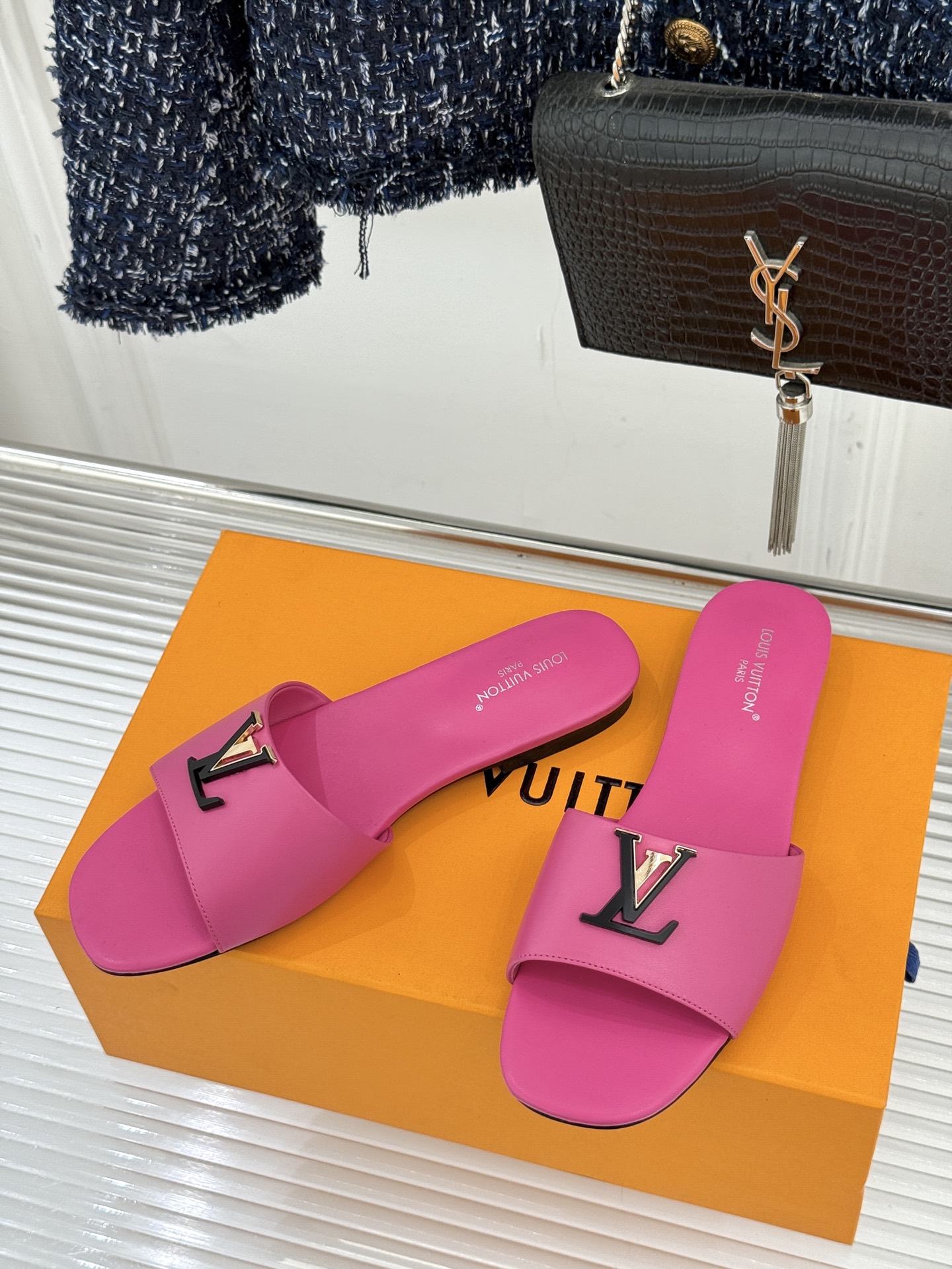 L*V驴牌经典爆款平底拖鞋它的设计简约而不失格调LV标识以金属质感的扣饰形式点缀仿佛将整个品牌的格调与品